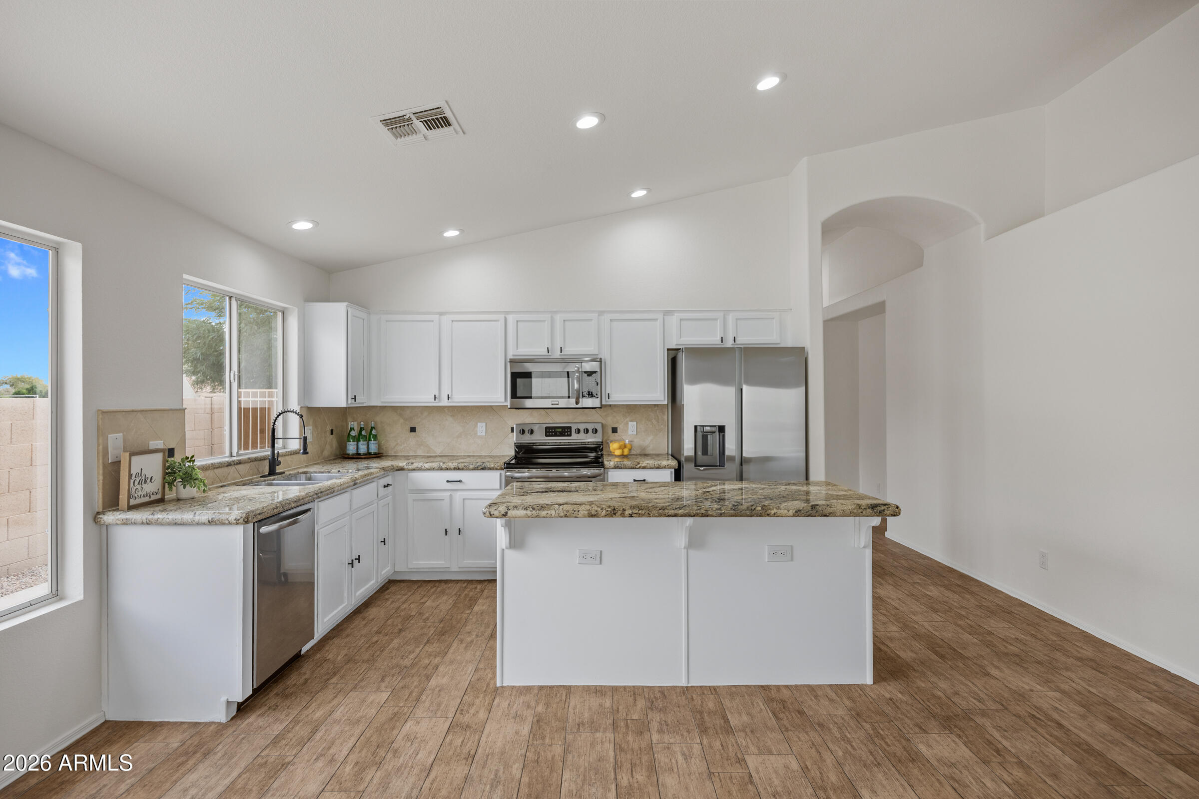 1040 E AMBERWOOD Drive