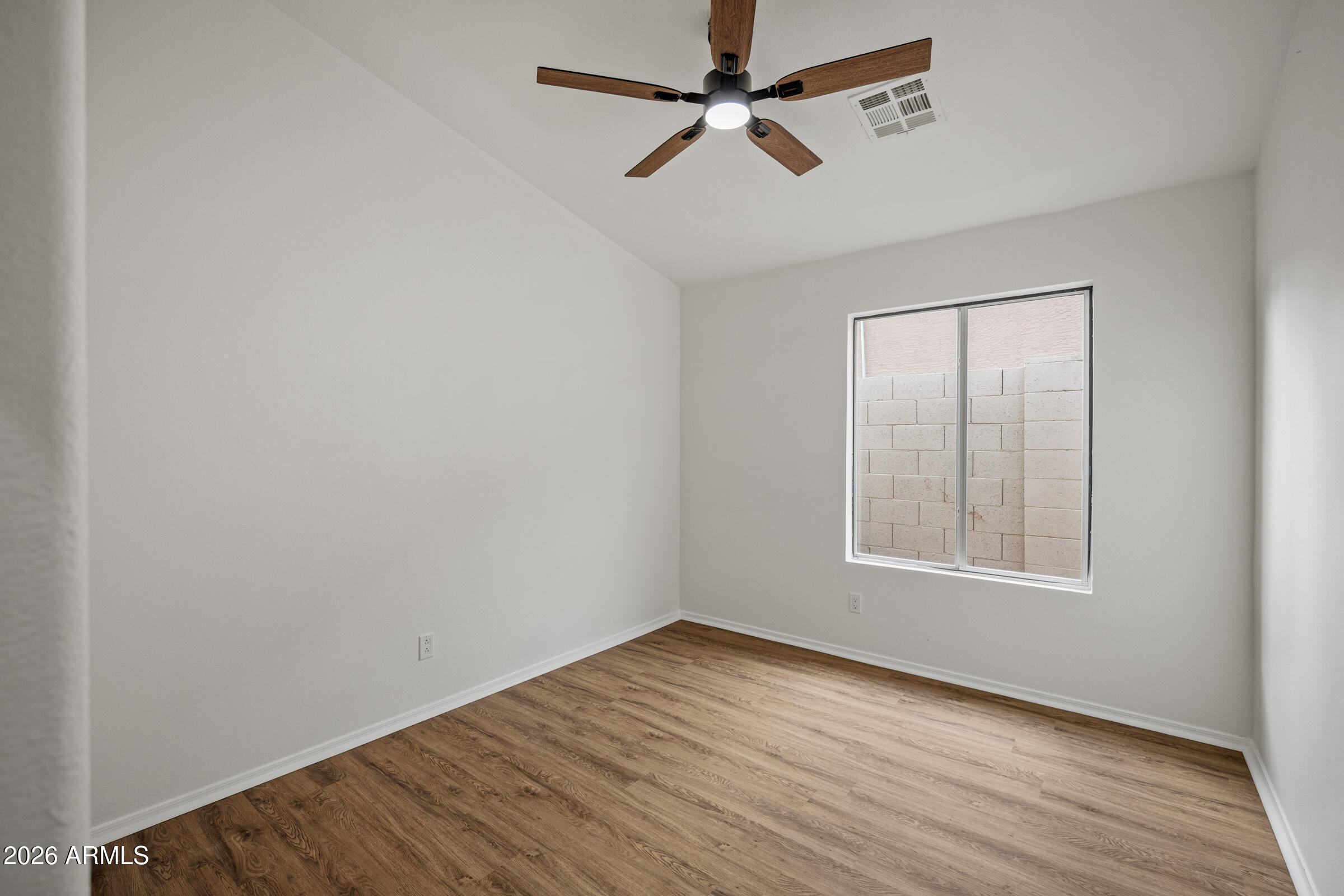 1040 E AMBERWOOD Drive