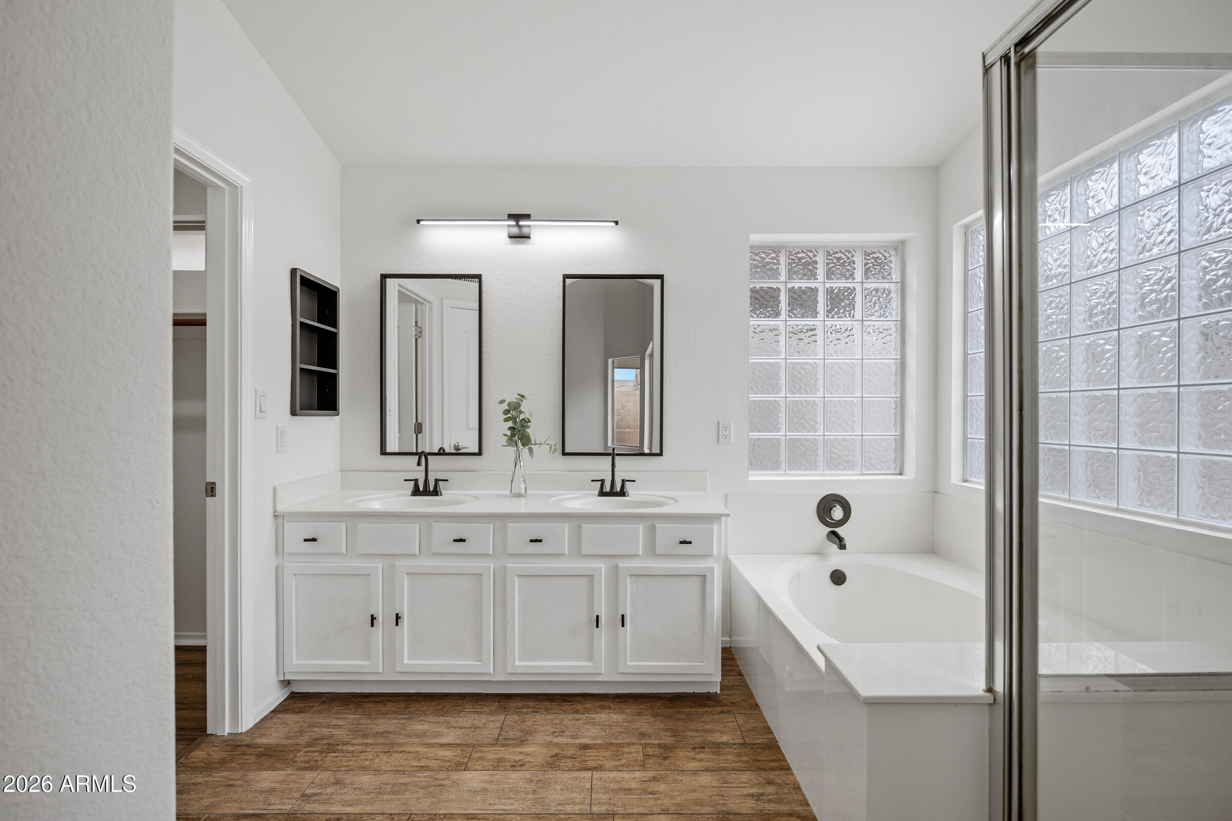 1040 E AMBERWOOD Drive