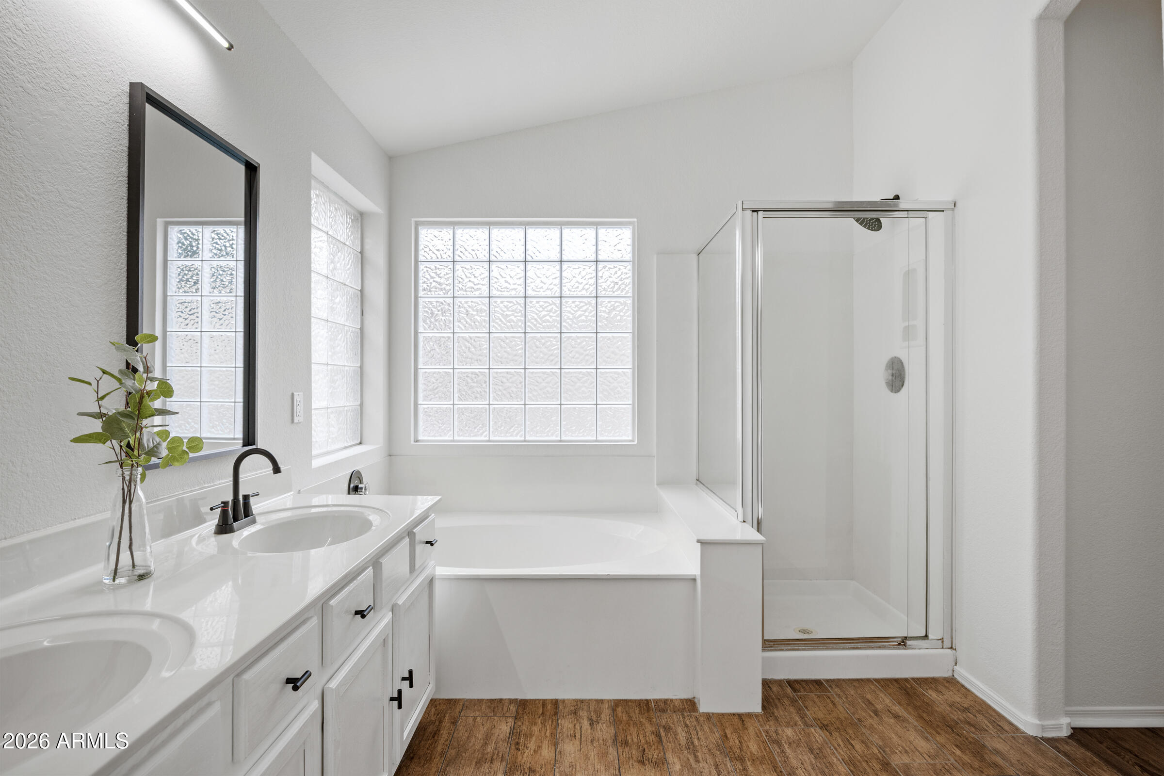 1040 E AMBERWOOD Drive