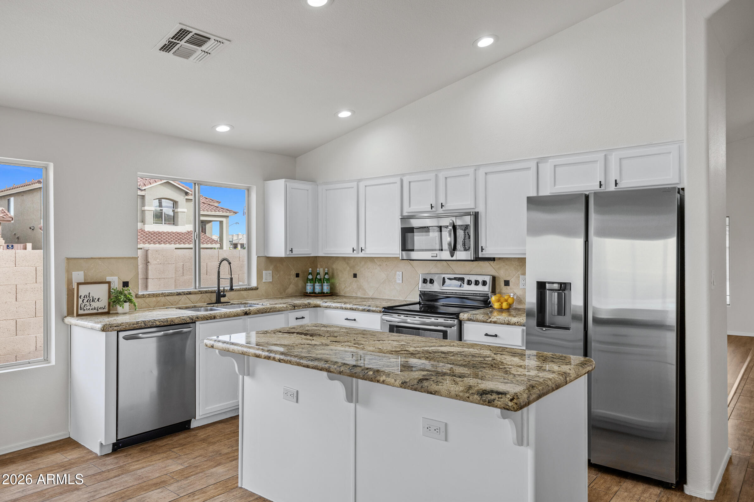 1040 E AMBERWOOD Drive