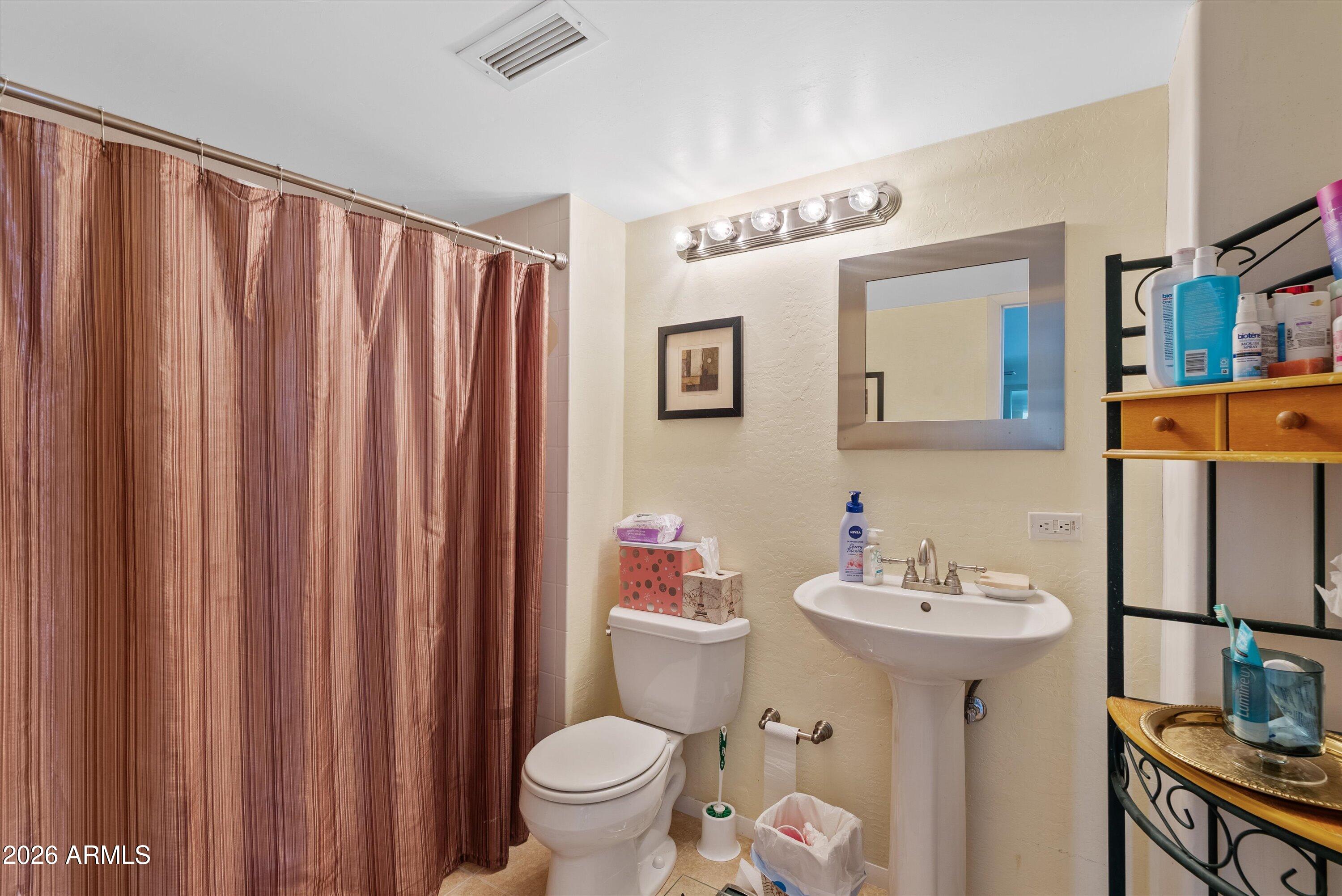 207 W CLARENDON Avenue F6