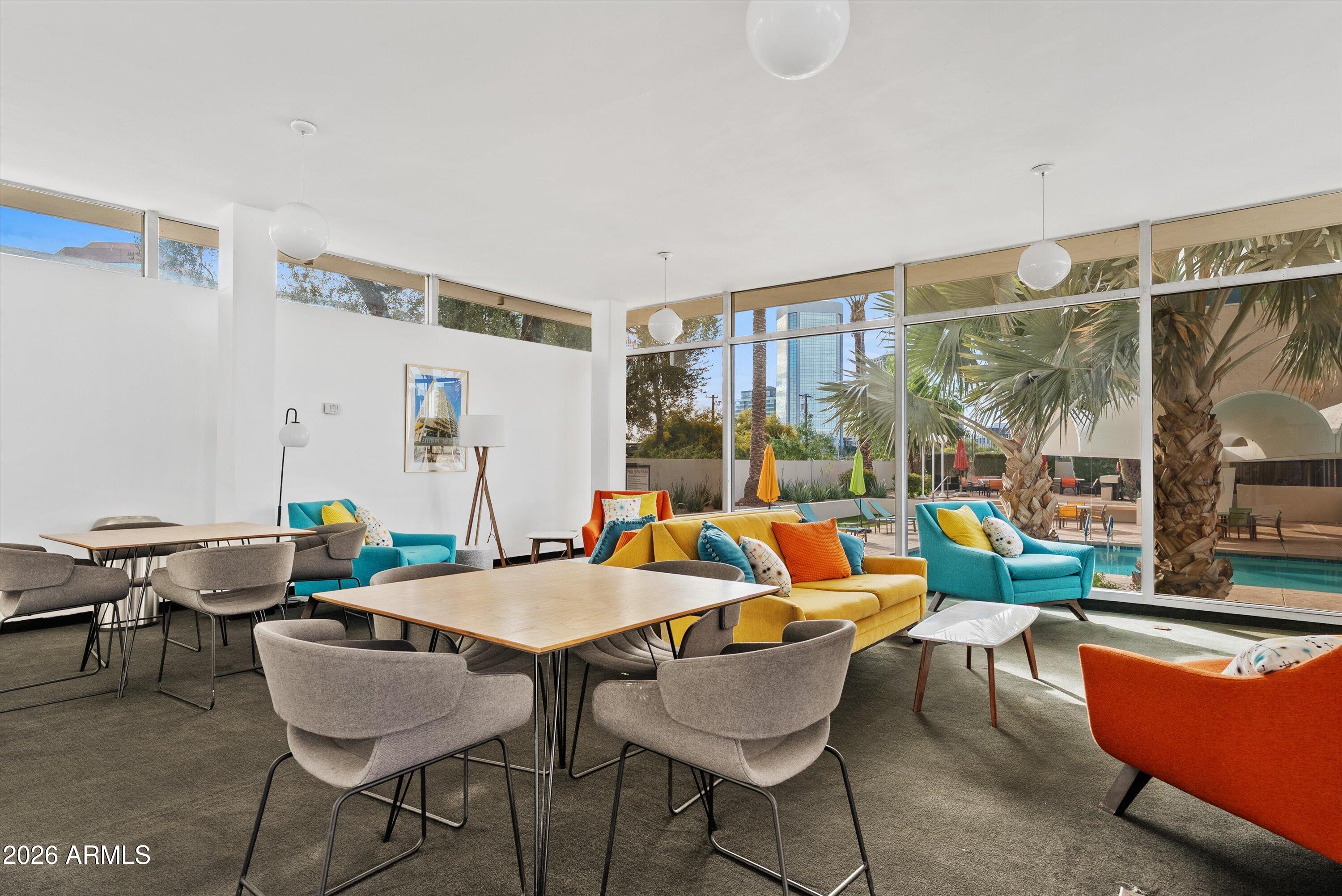 207 W CLARENDON Avenue F6