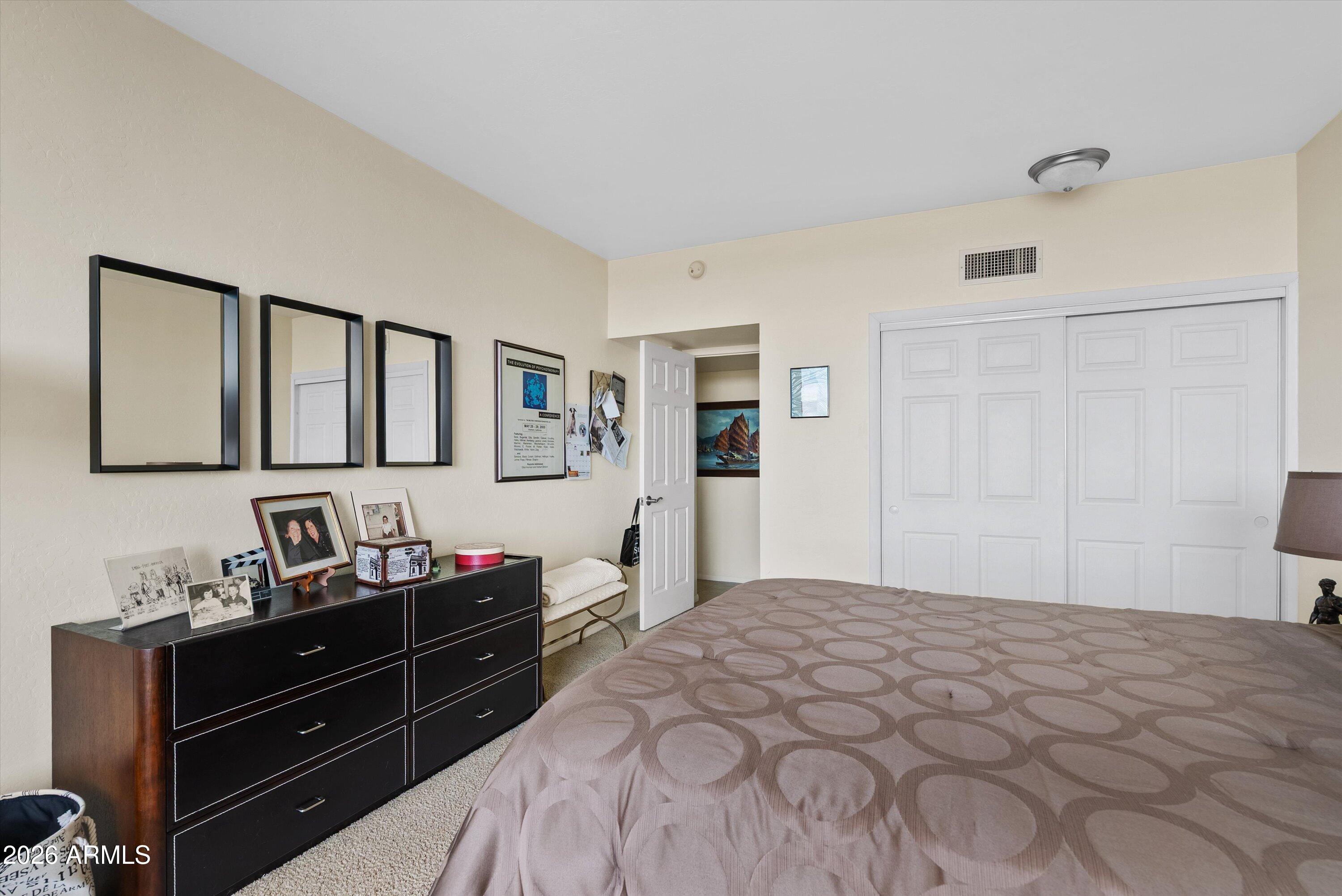 207 W CLARENDON Avenue F6