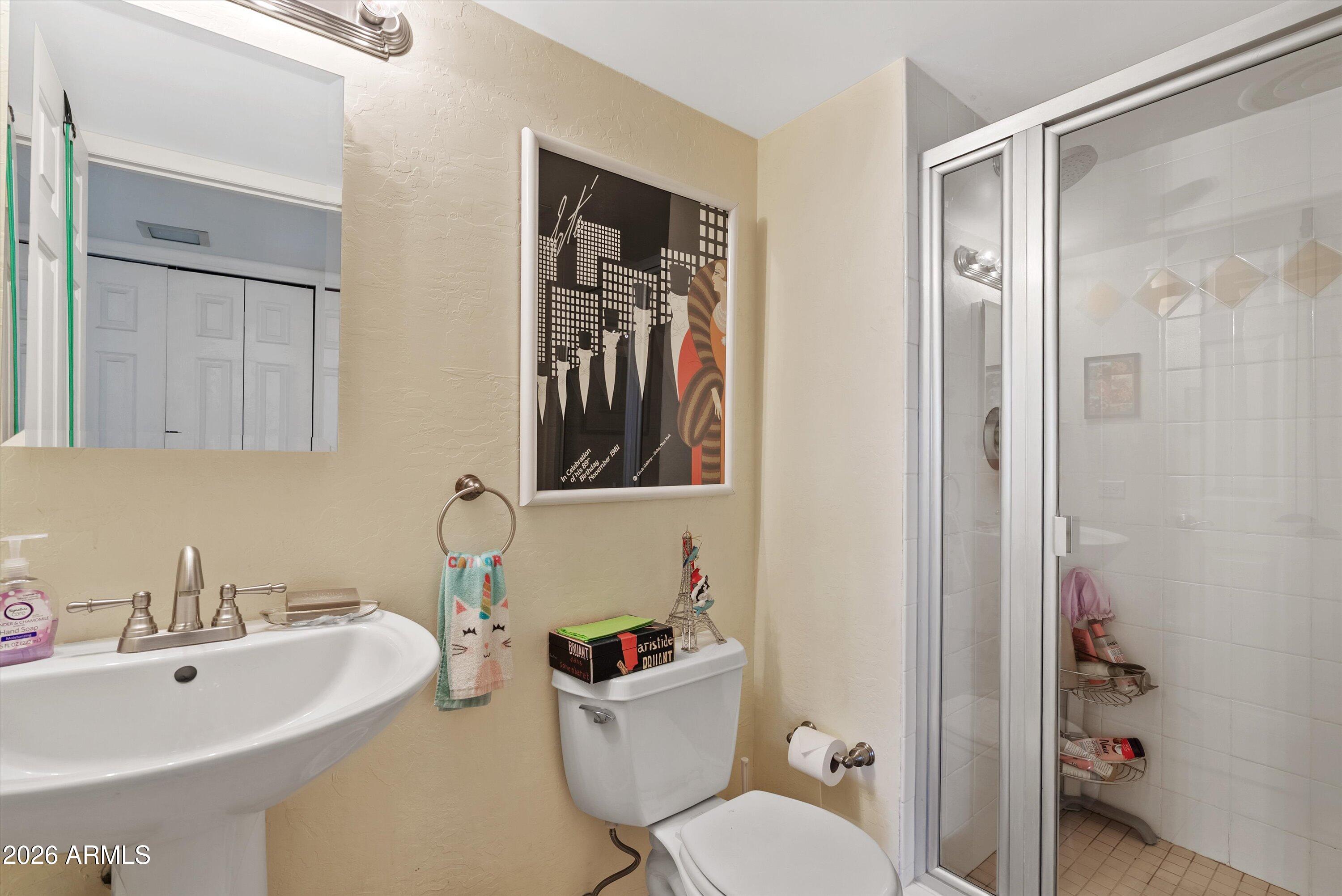 207 W CLARENDON Avenue F6