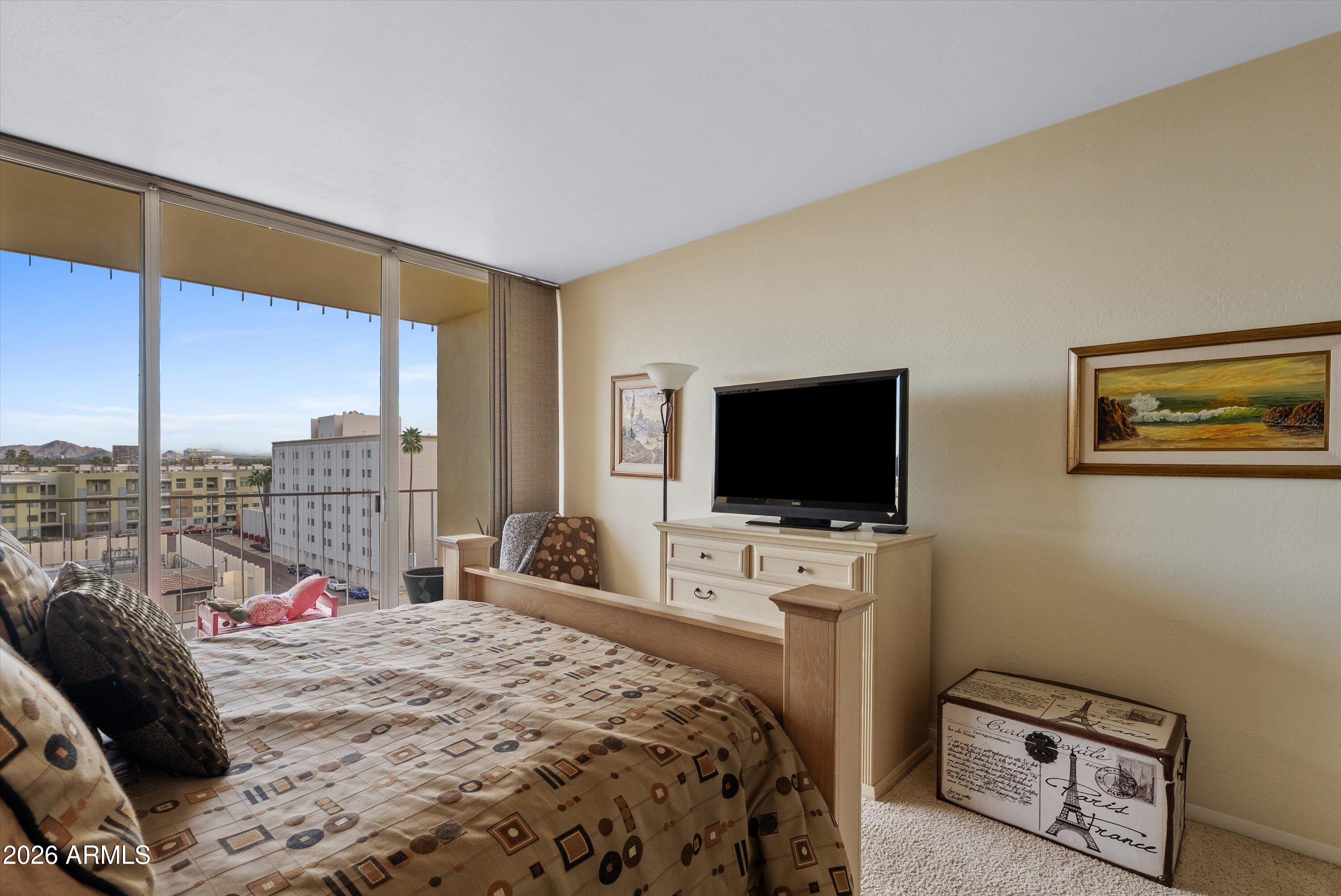 207 W CLARENDON Avenue F6