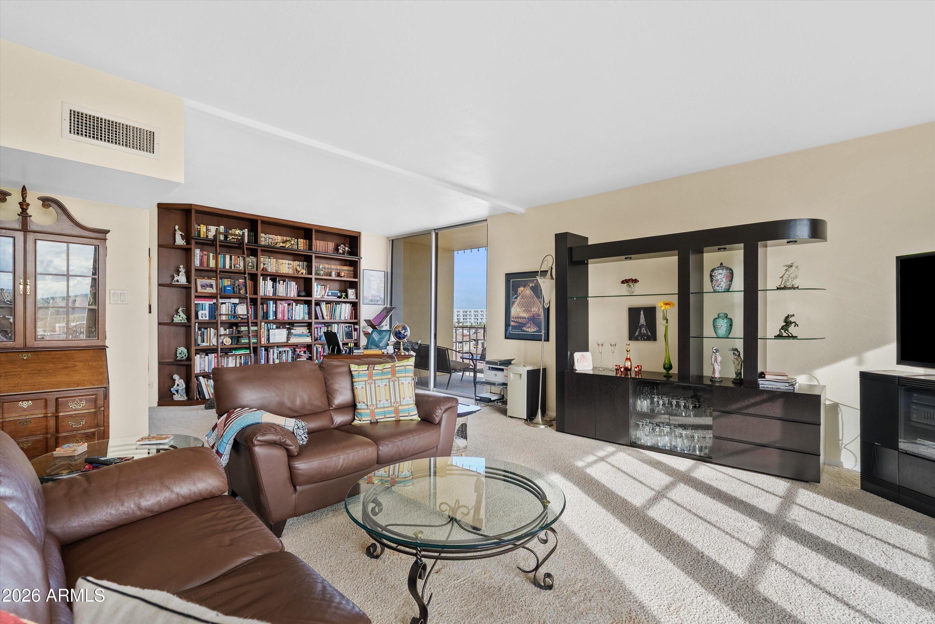 207 W CLARENDON Avenue F6