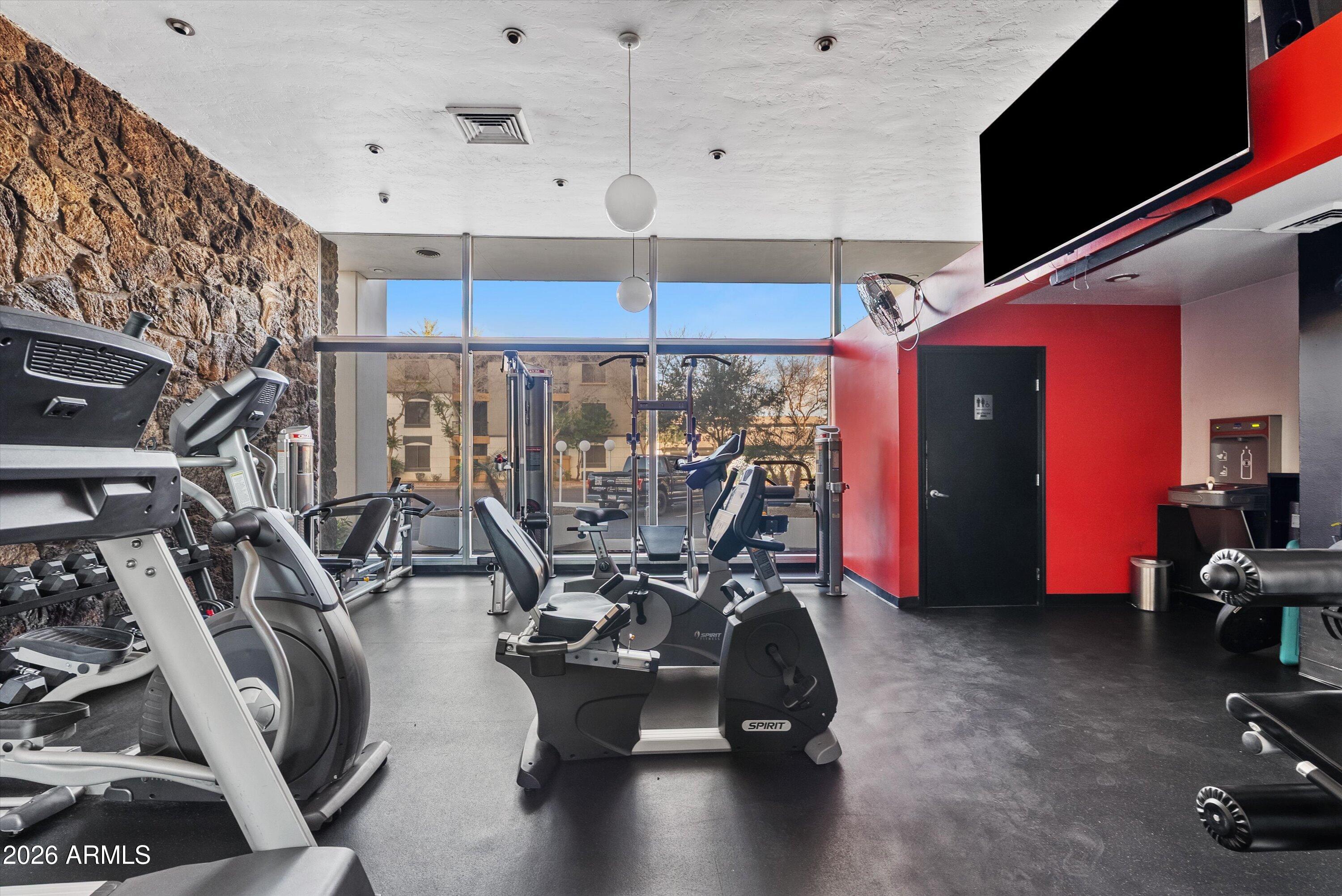 207 W CLARENDON Avenue F6