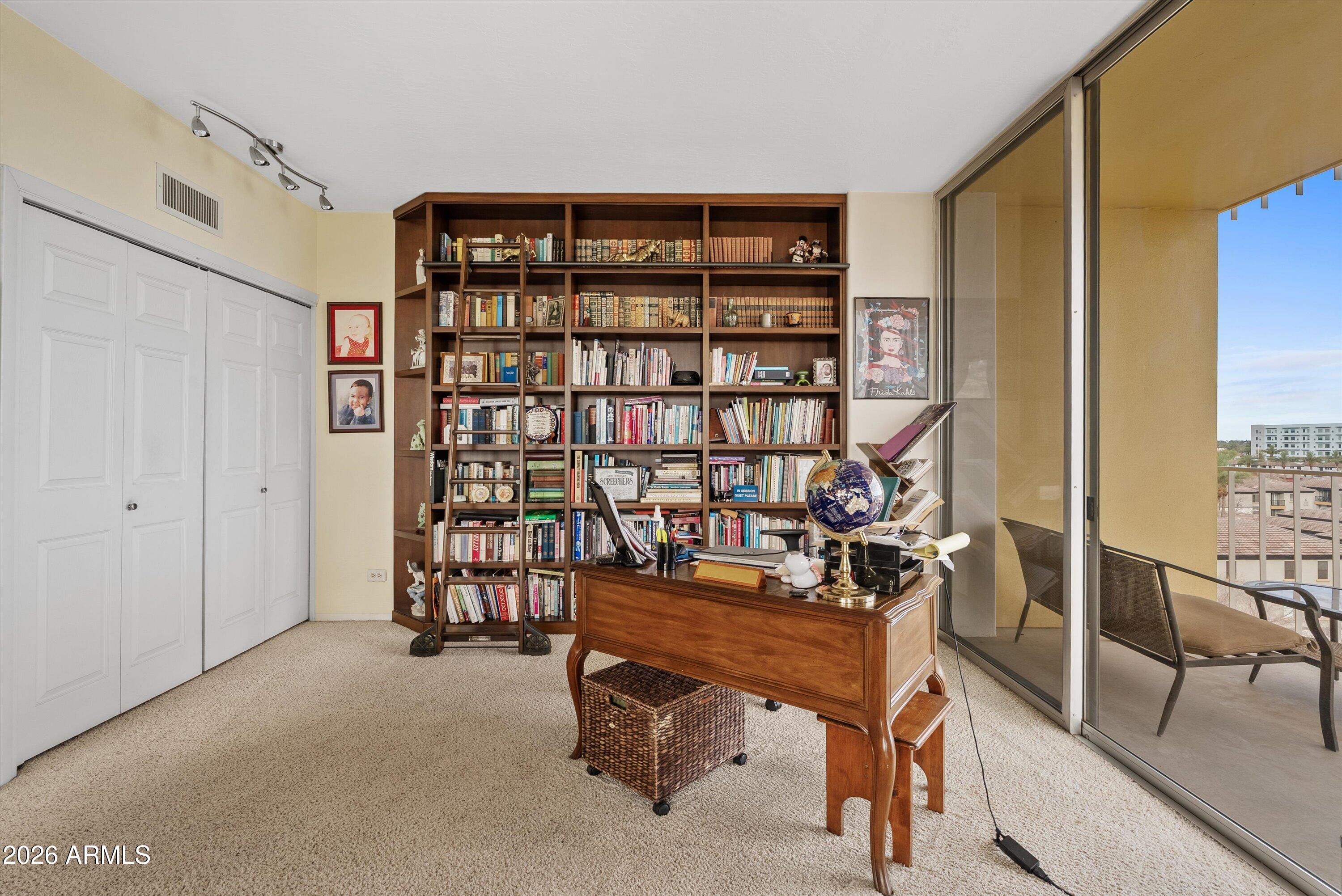 207 W CLARENDON Avenue F6