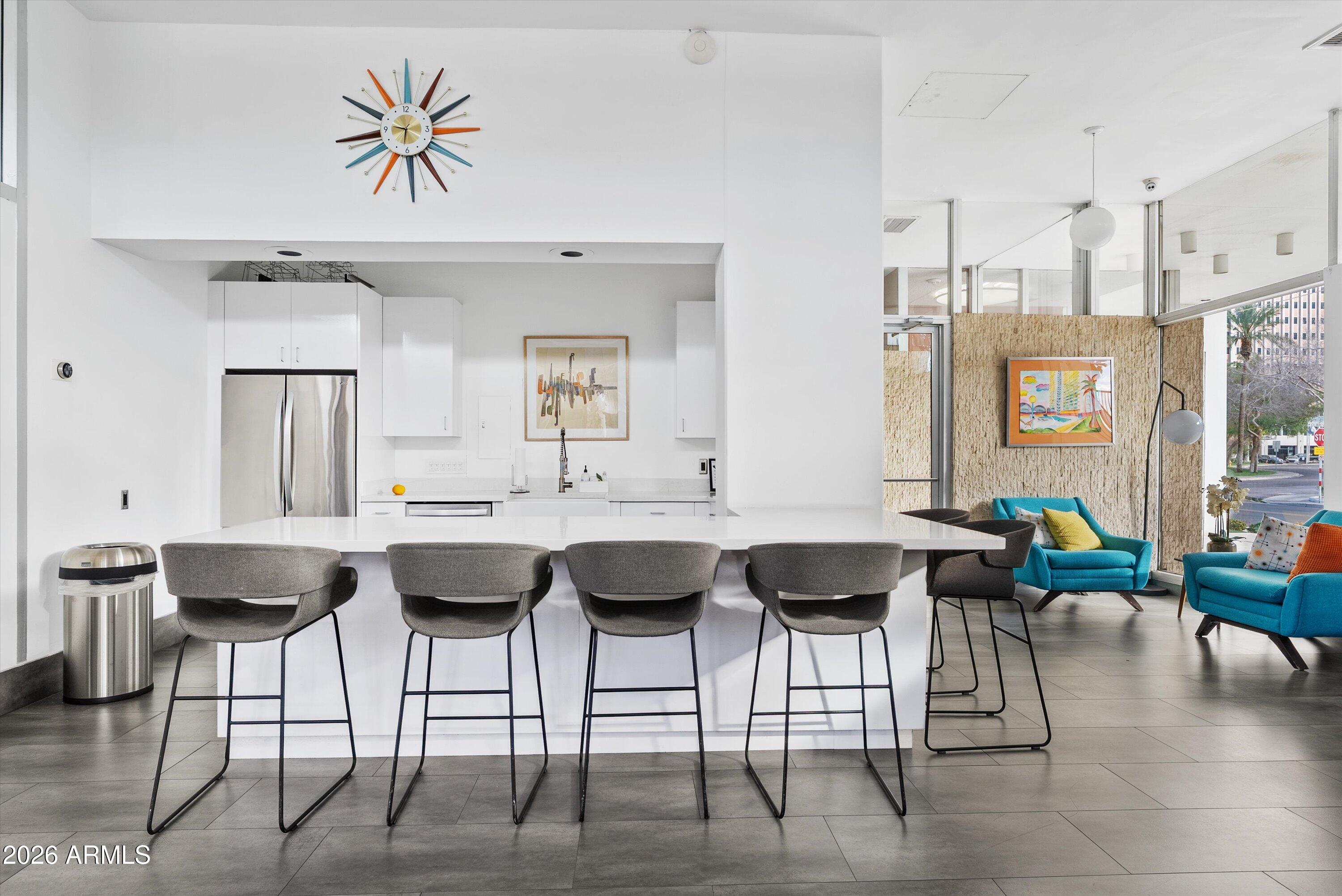 207 W CLARENDON Avenue F6