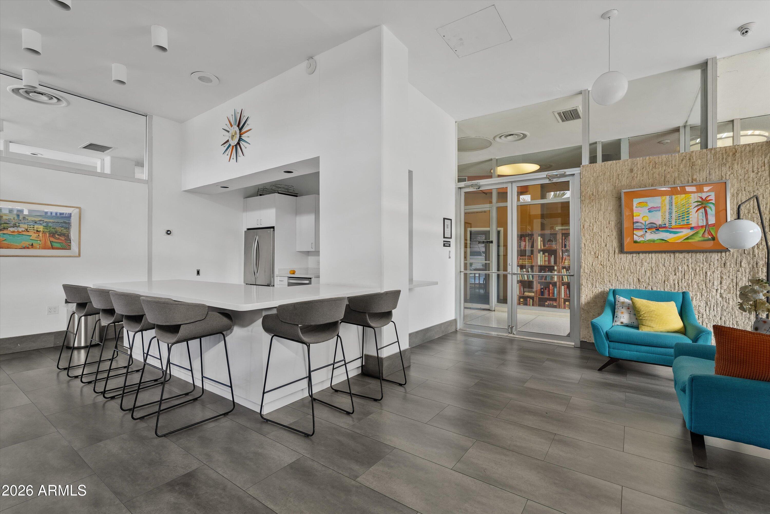 207 W CLARENDON Avenue F6