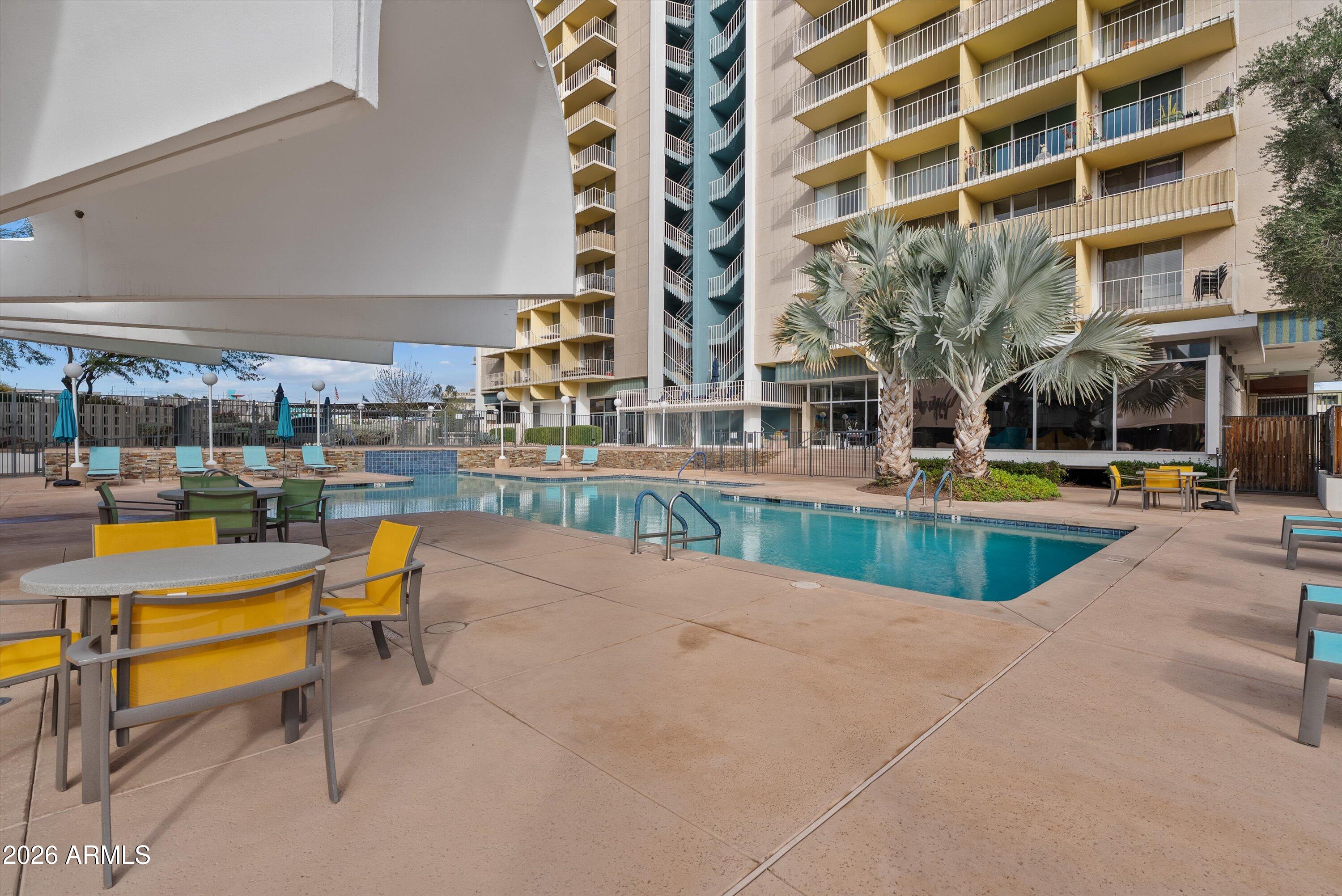 207 W CLARENDON Avenue F6