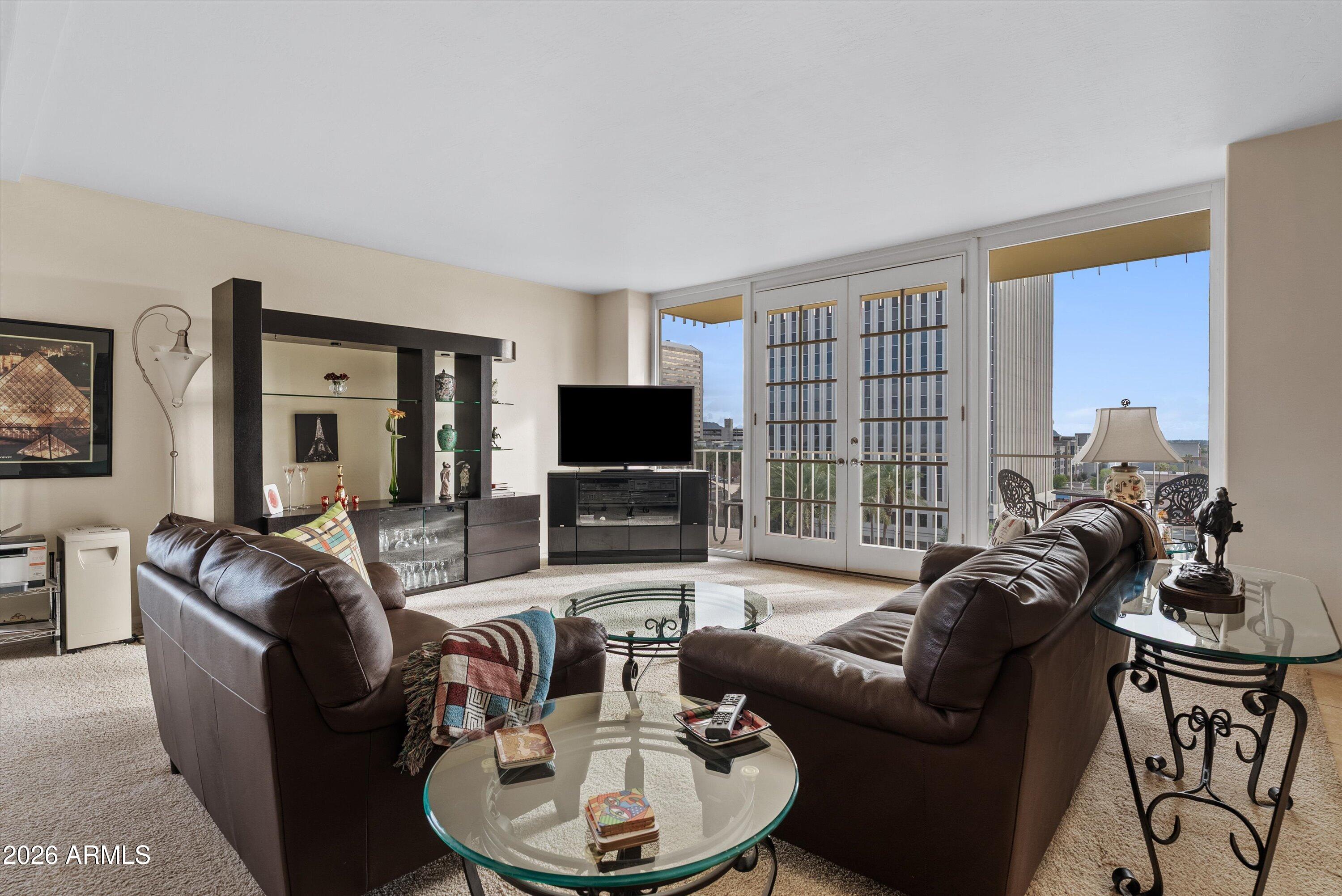 207 W CLARENDON Avenue F6