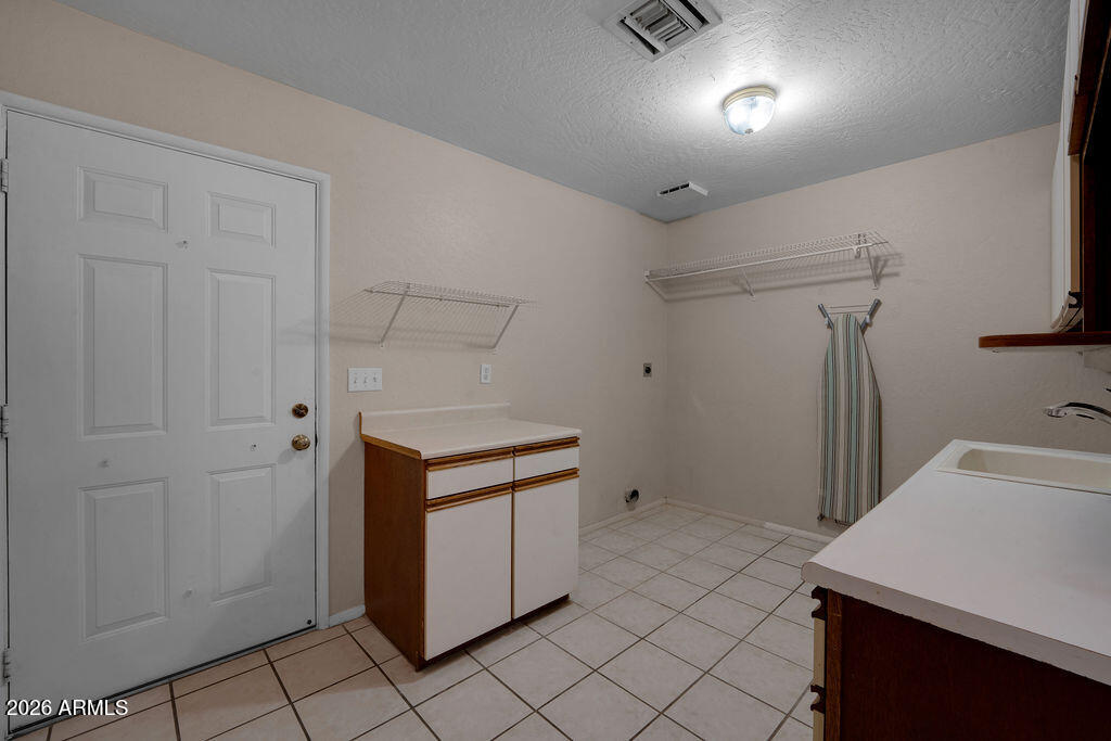 8837 E SUNLAND Avenue