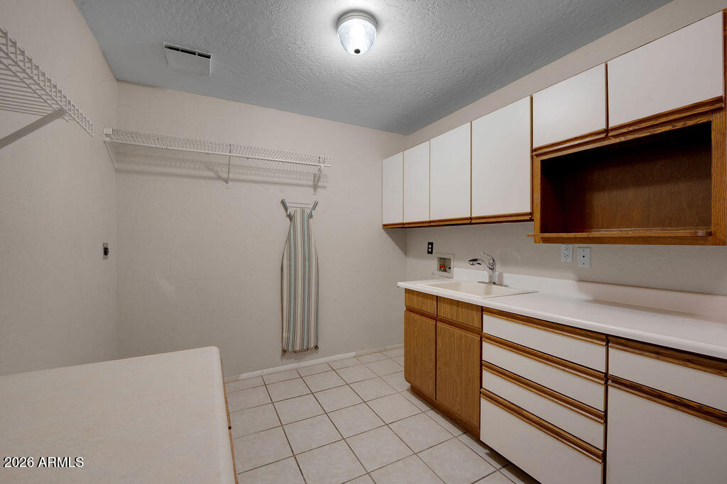 8837 E SUNLAND Avenue