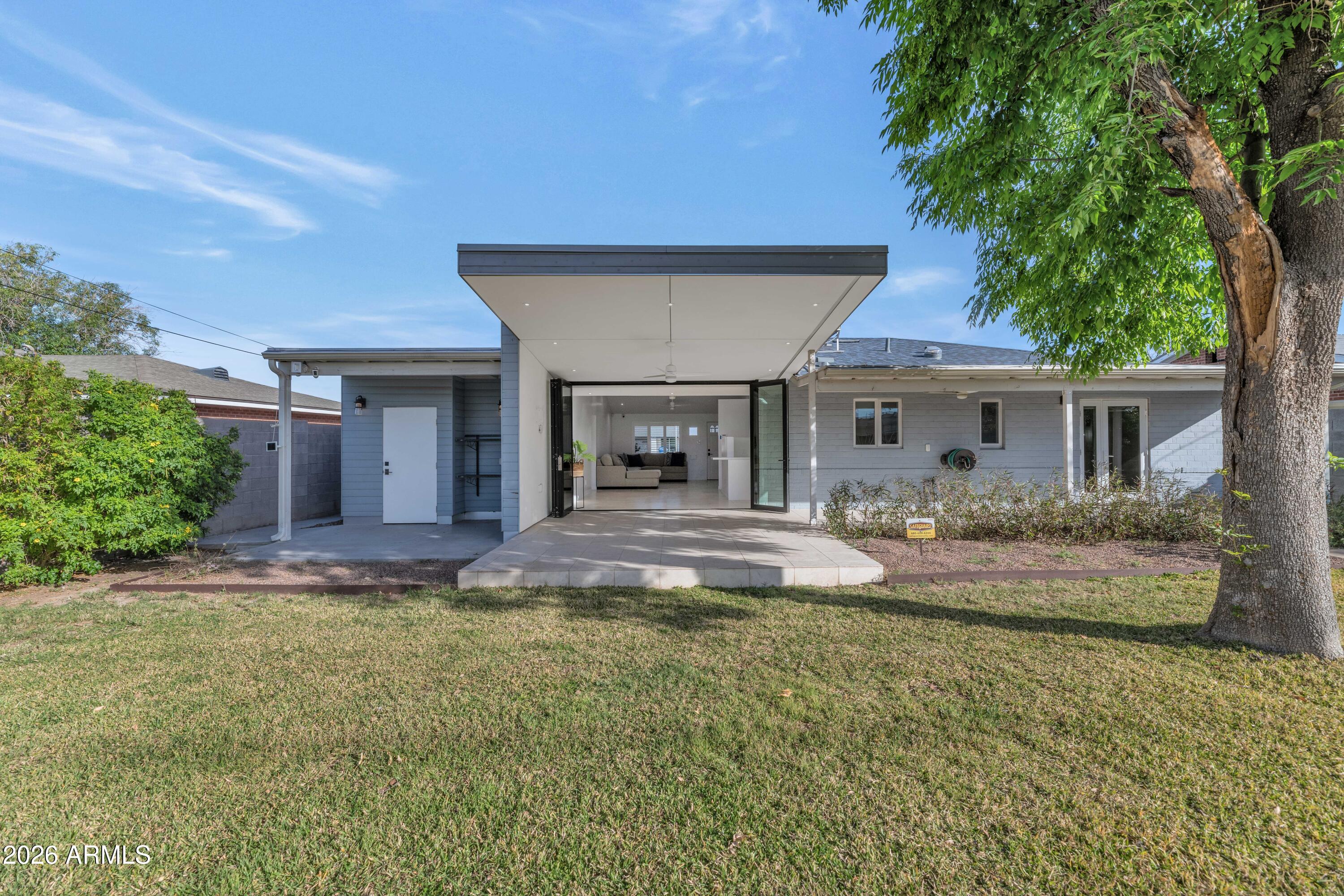 2323 E DEVONSHIRE Avenue