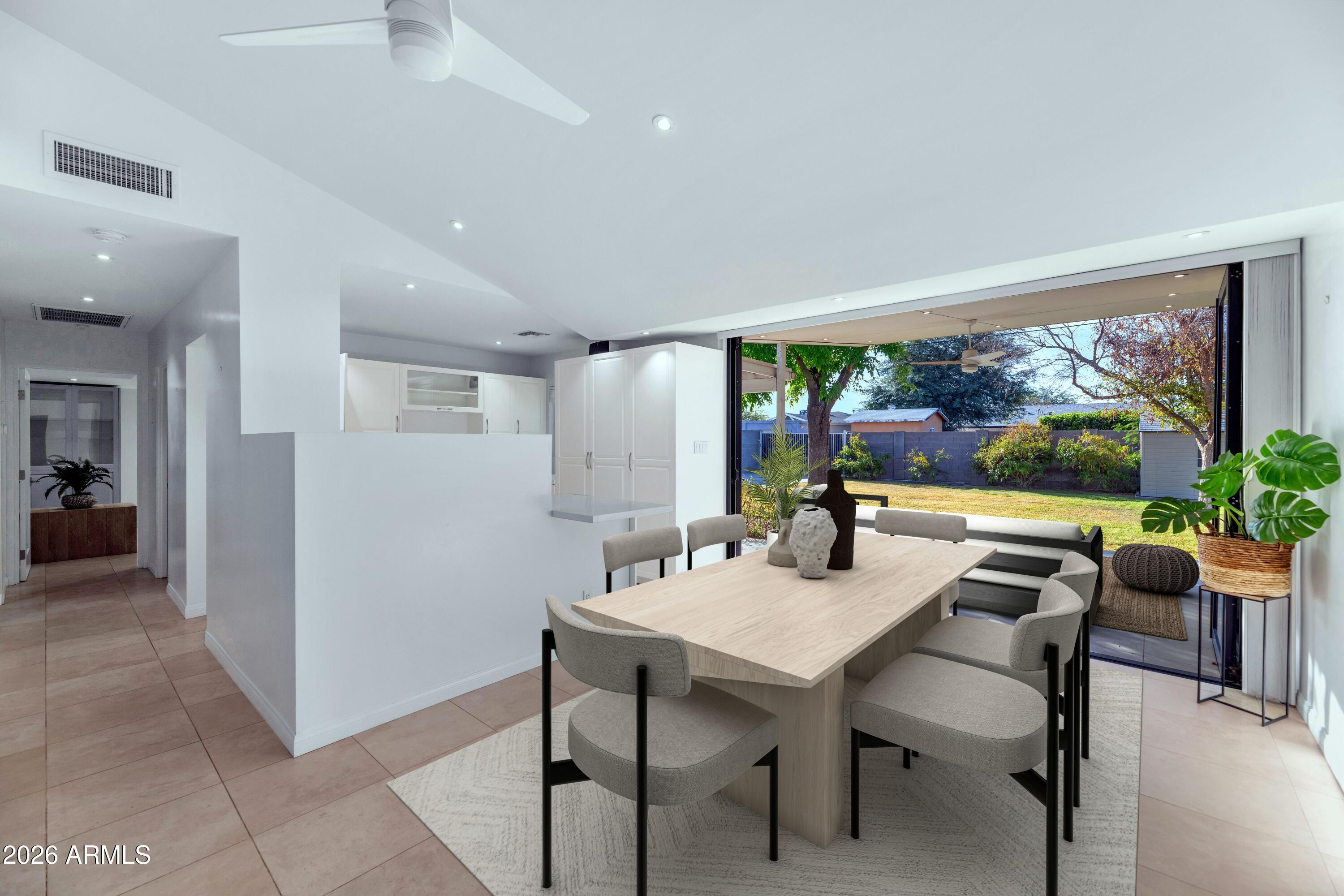 2323 E DEVONSHIRE Avenue