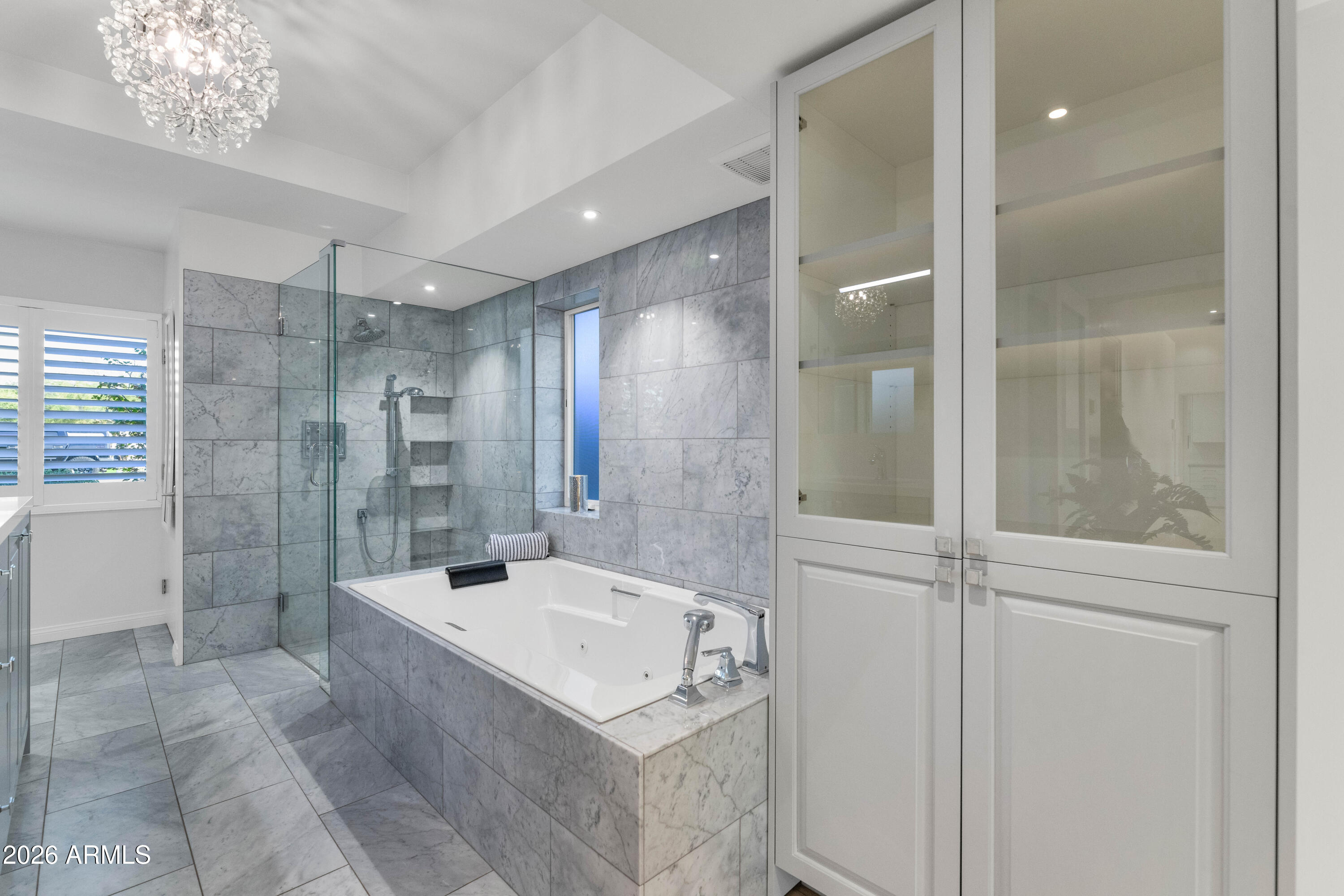 2323 E DEVONSHIRE Avenue