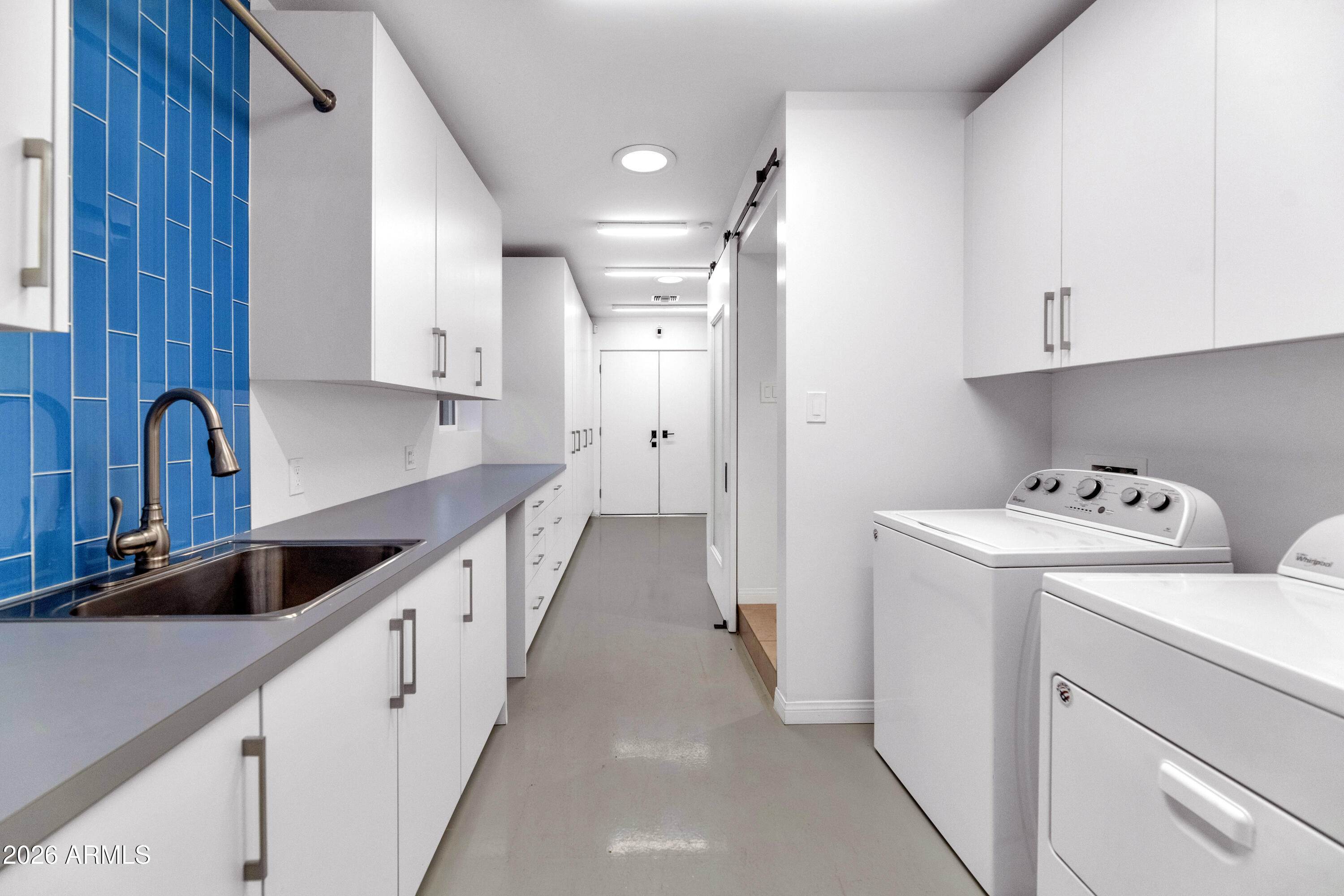 2323 E DEVONSHIRE Avenue