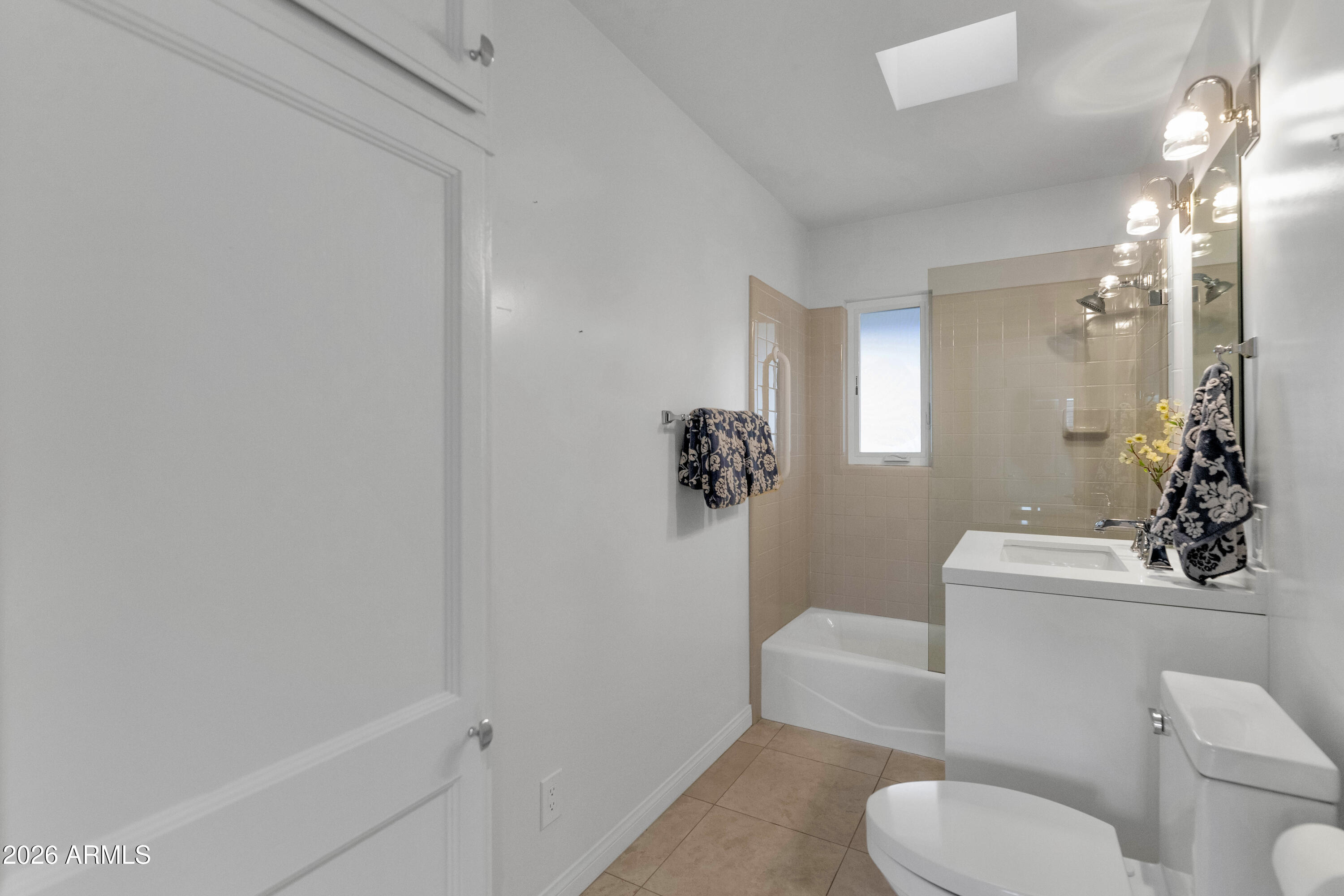 2323 E DEVONSHIRE Avenue