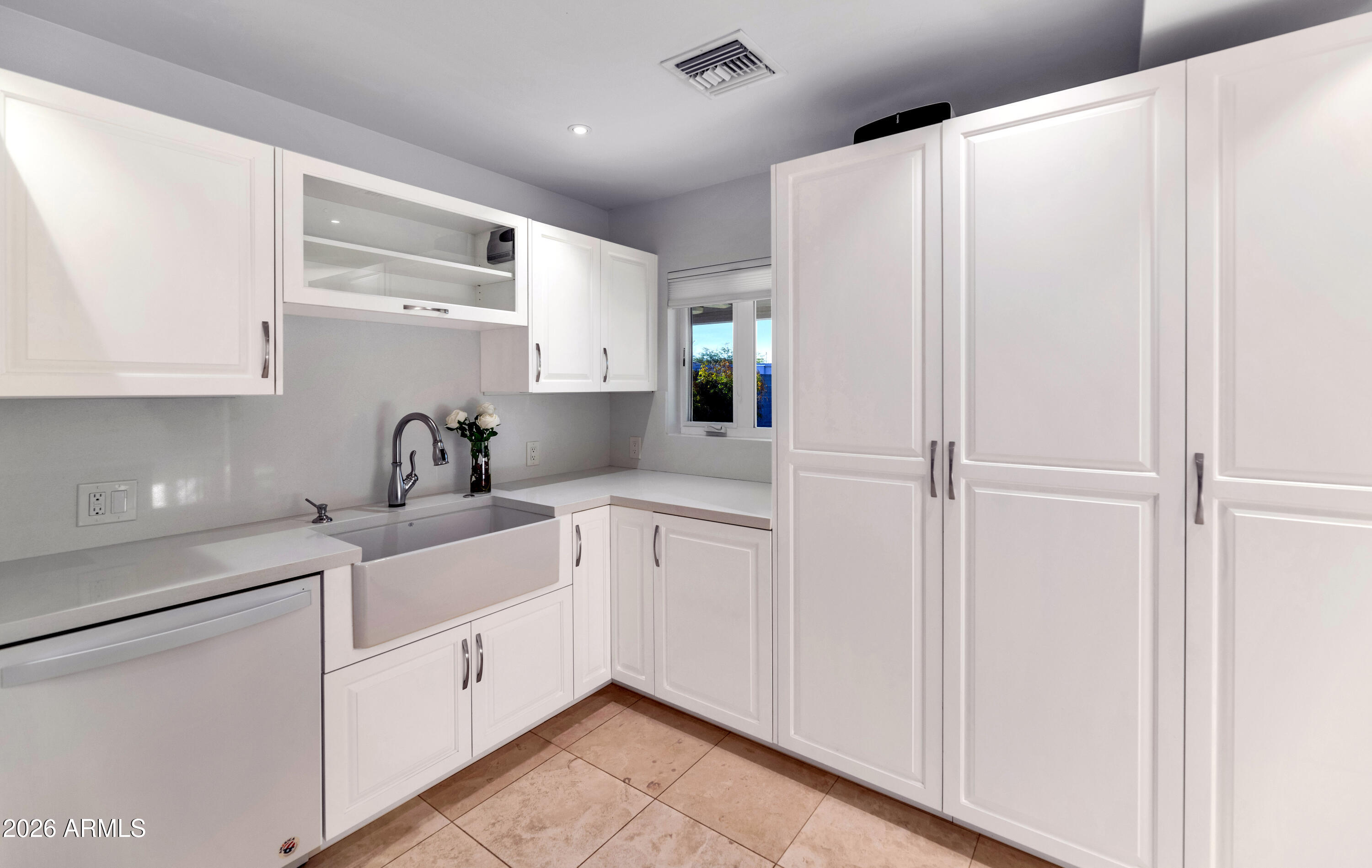 2323 E DEVONSHIRE Avenue