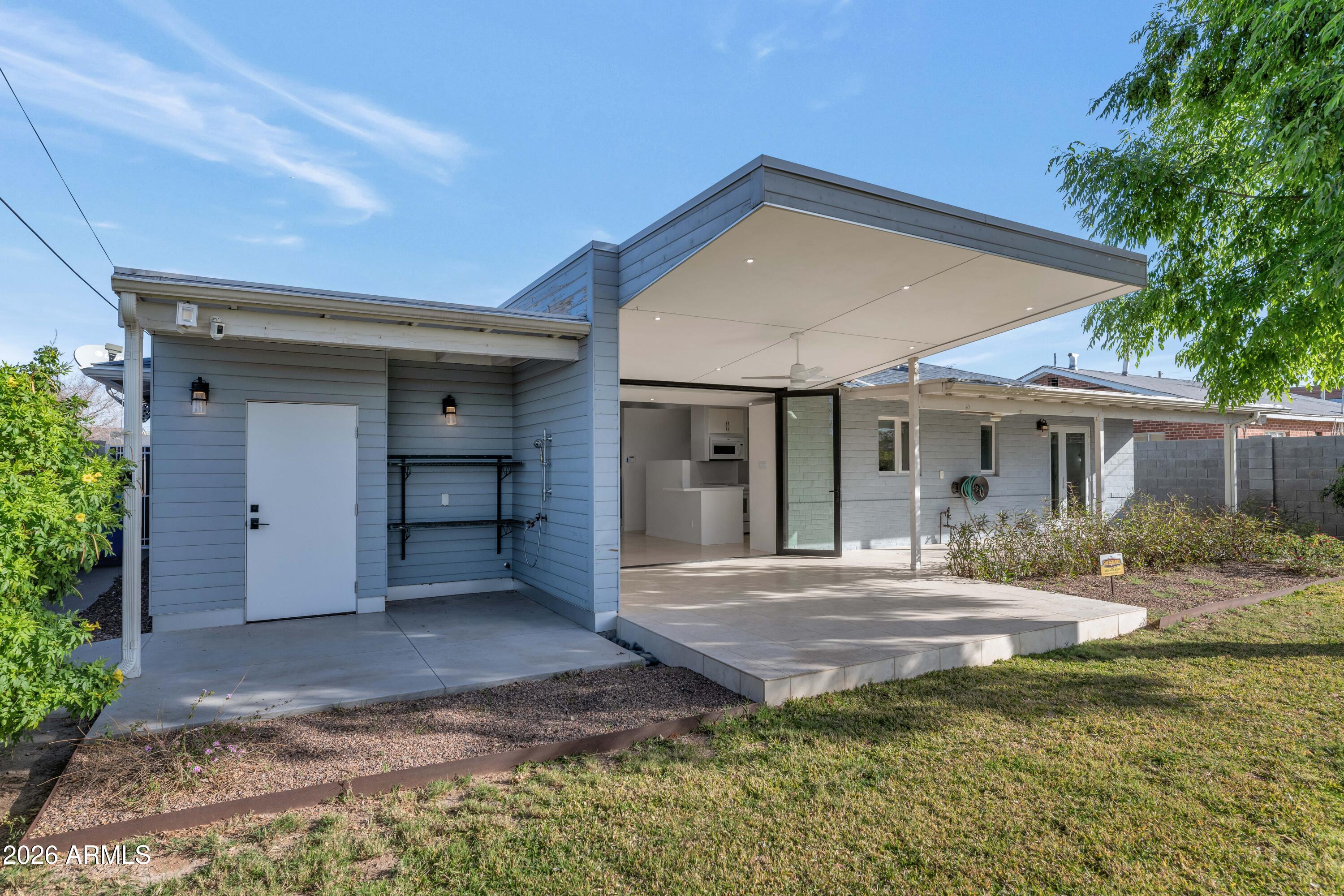 2323 E DEVONSHIRE Avenue