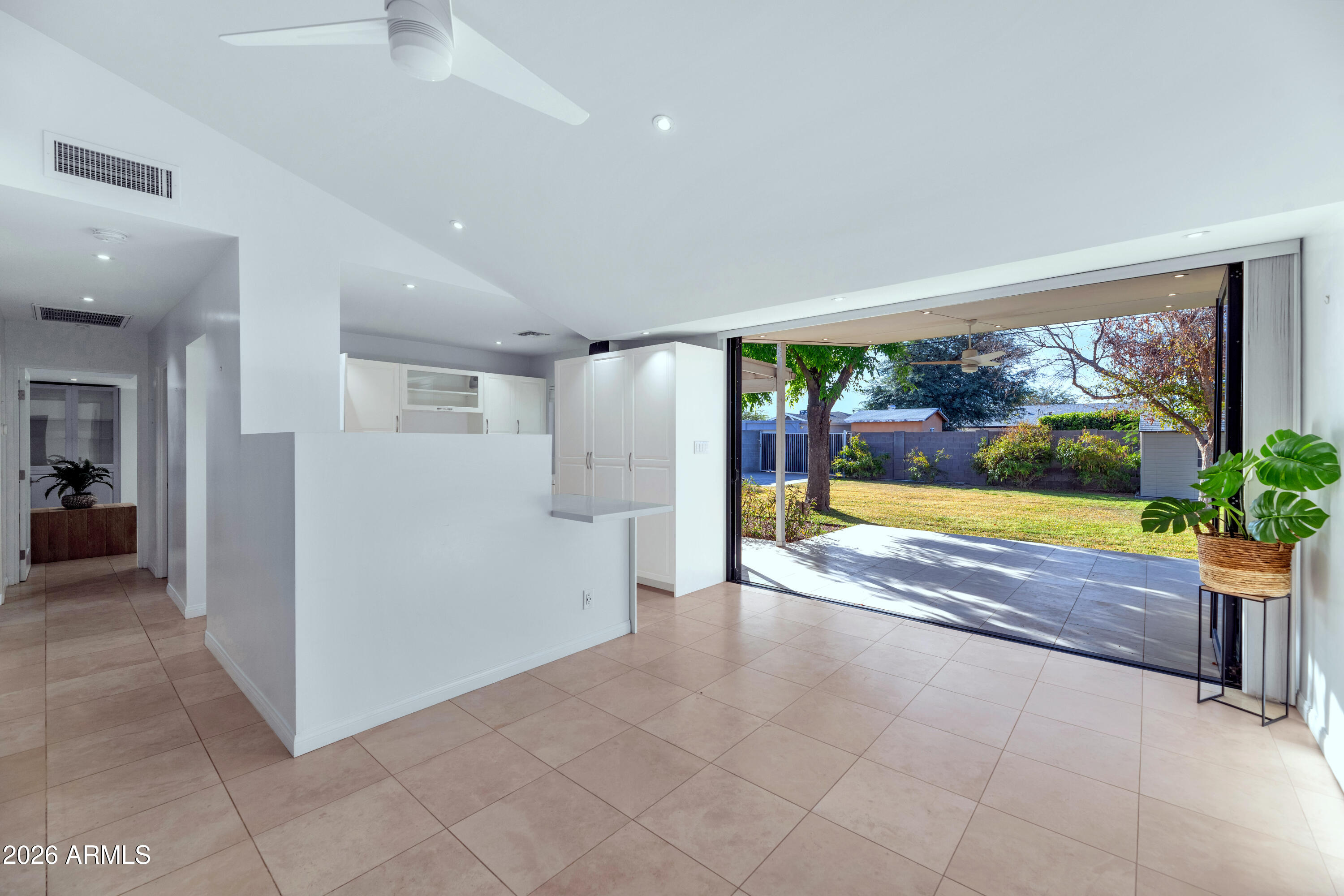 2323 E DEVONSHIRE Avenue