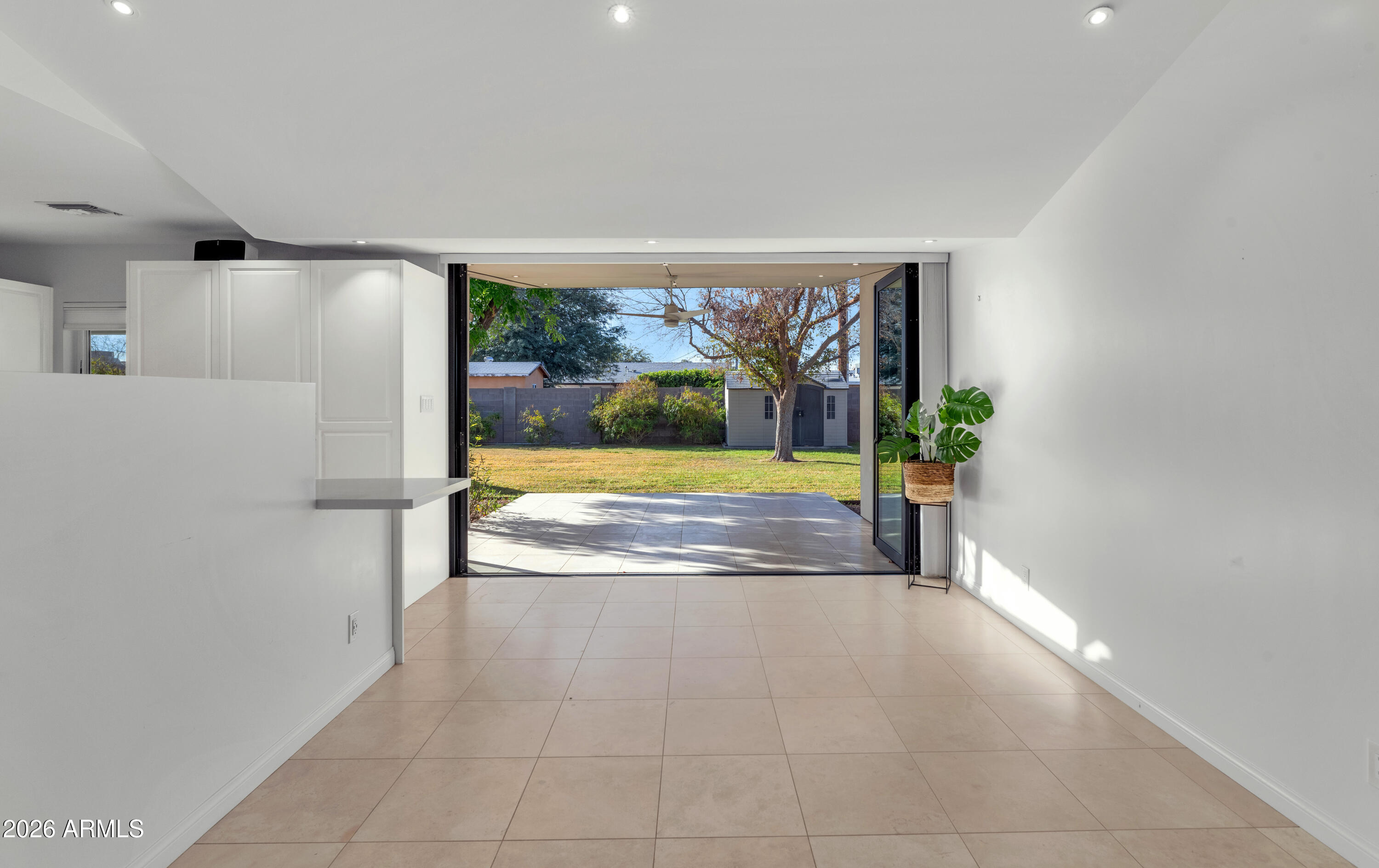 2323 E DEVONSHIRE Avenue