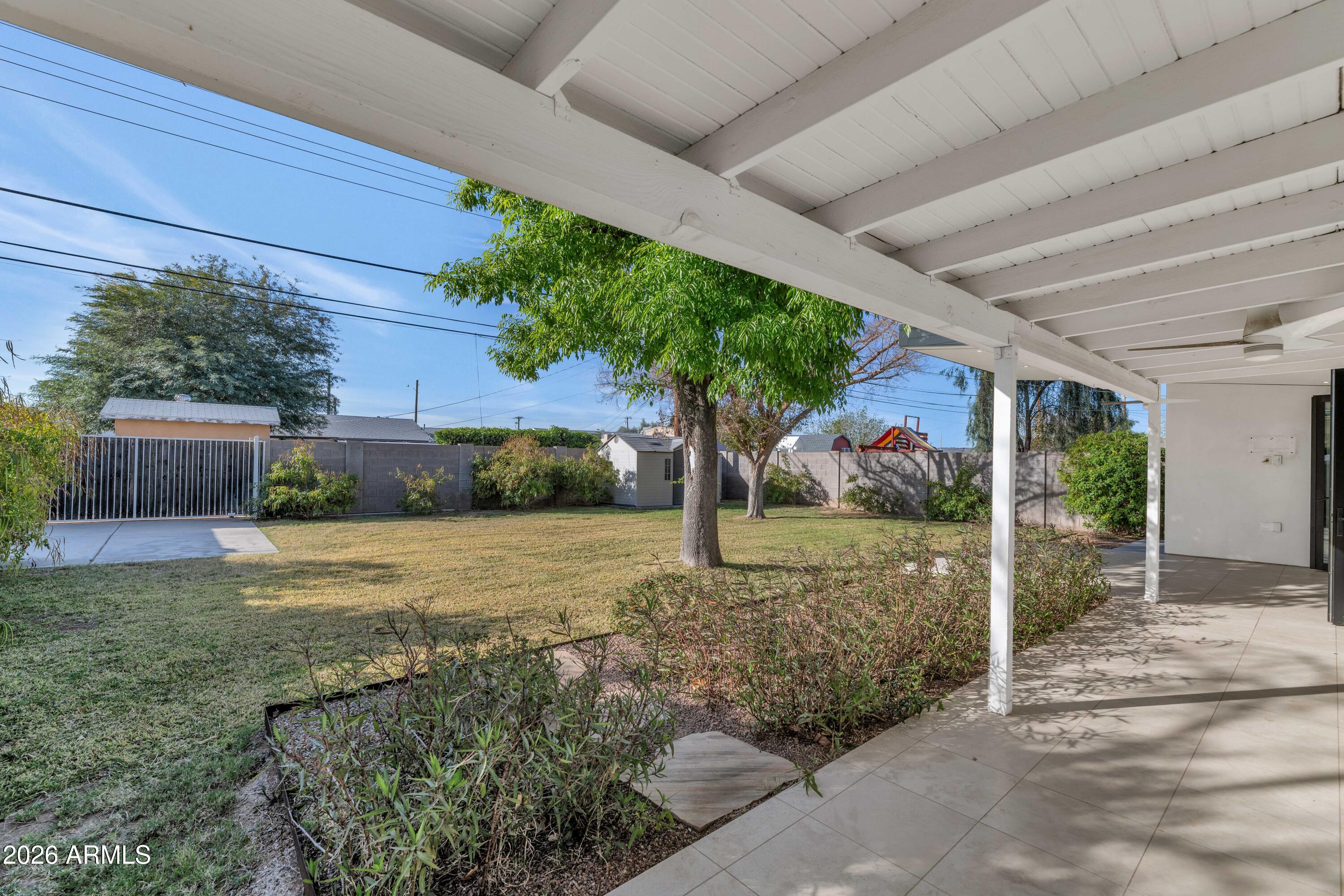 2323 E DEVONSHIRE Avenue