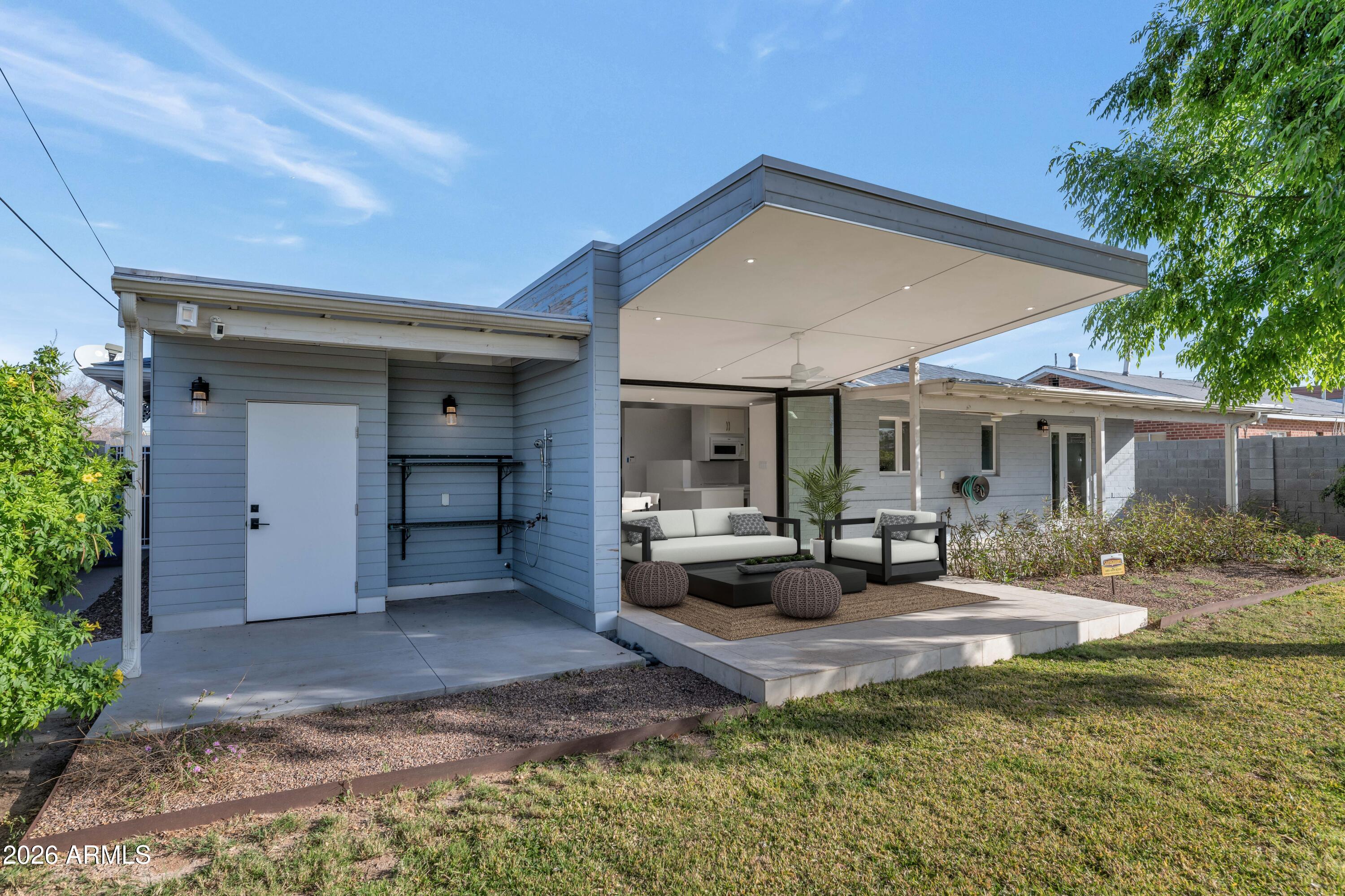 2323 E DEVONSHIRE Avenue