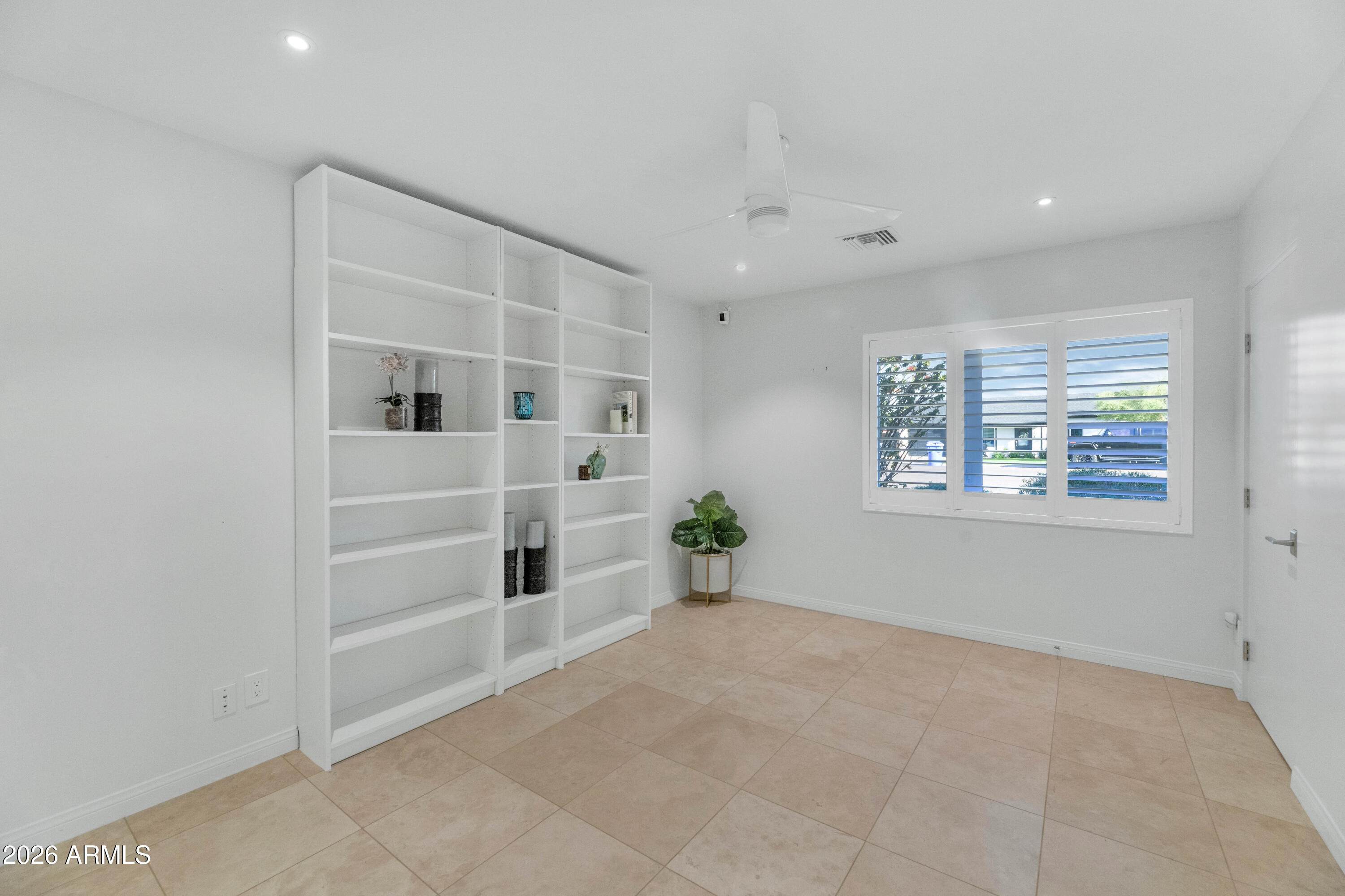 2323 E DEVONSHIRE Avenue