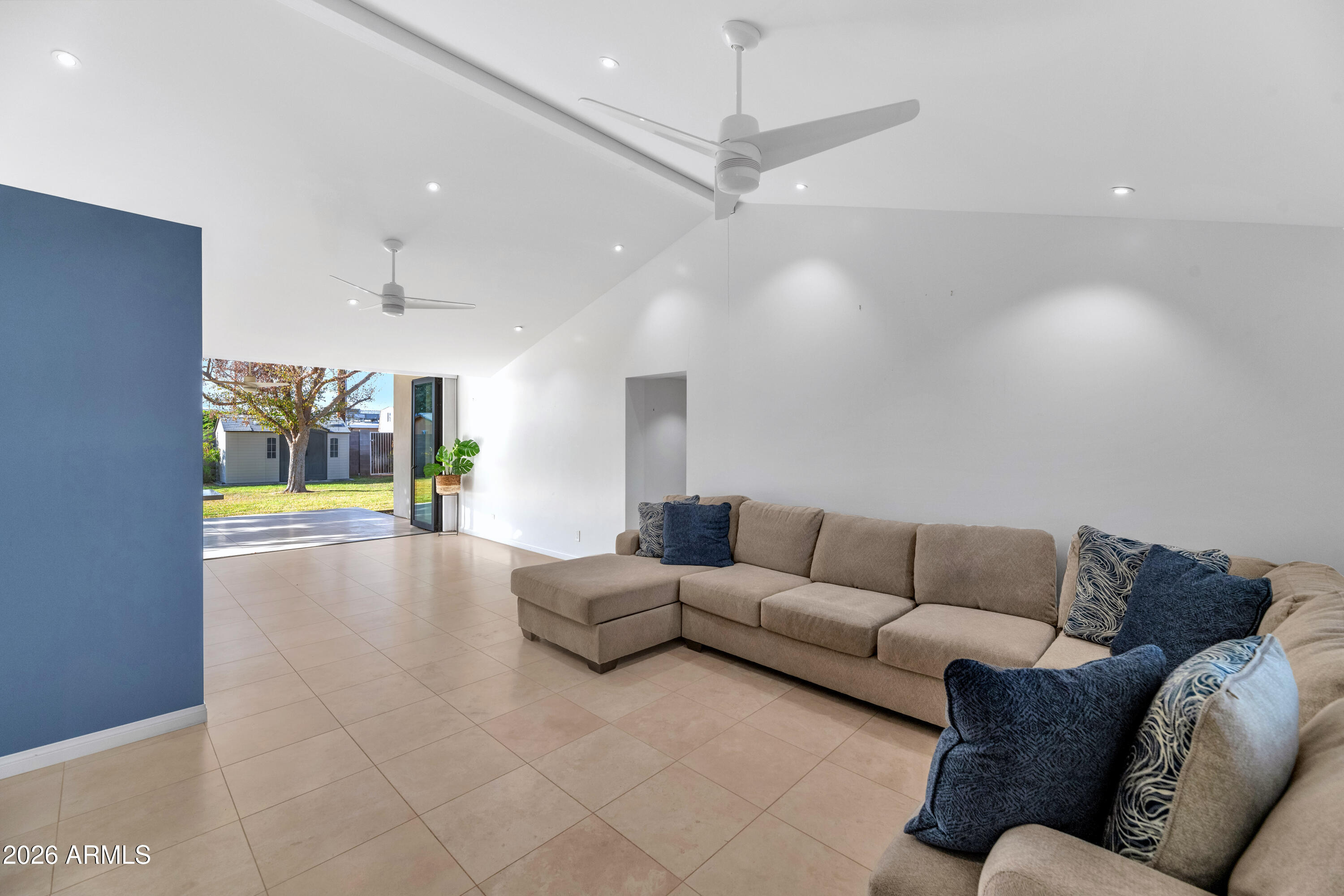 2323 E DEVONSHIRE Avenue