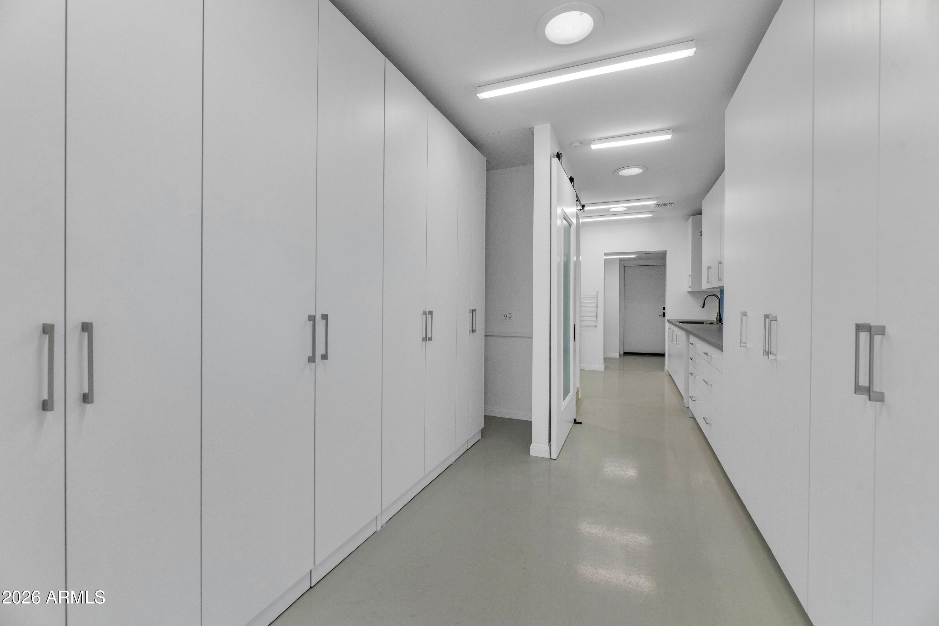 2323 E DEVONSHIRE Avenue