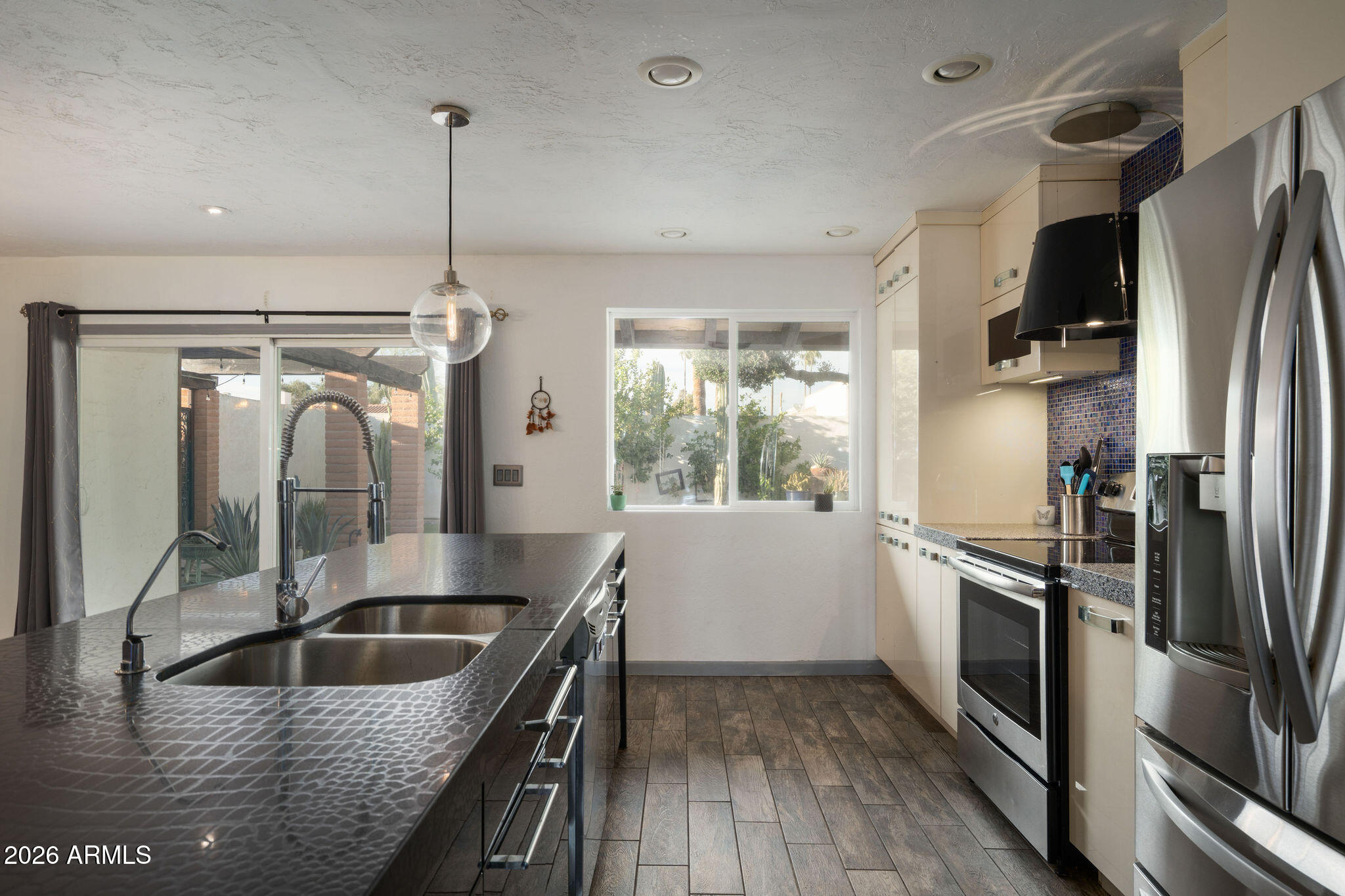 3015 E WELDON Avenue