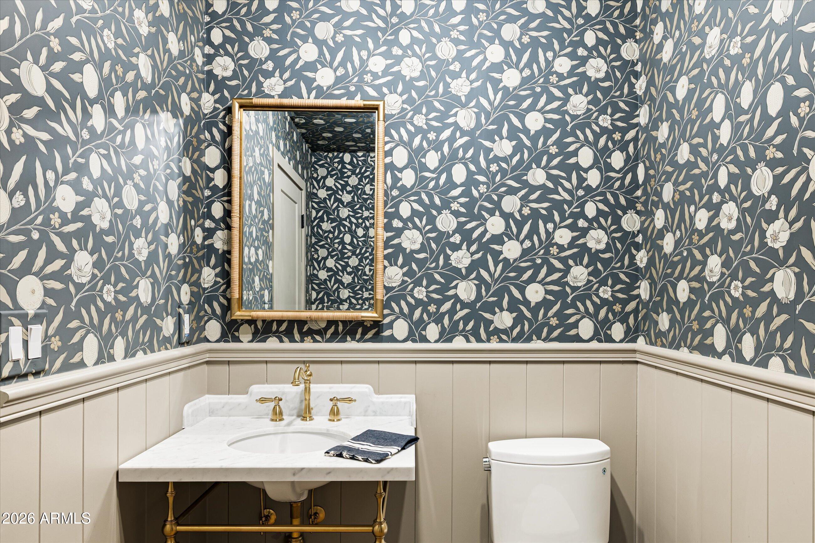 4835 E INDIANOLA Avenue