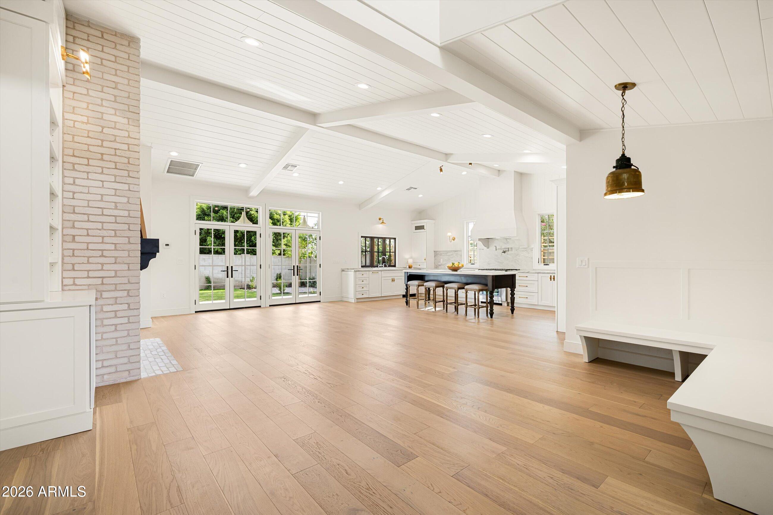 4835 E INDIANOLA Avenue