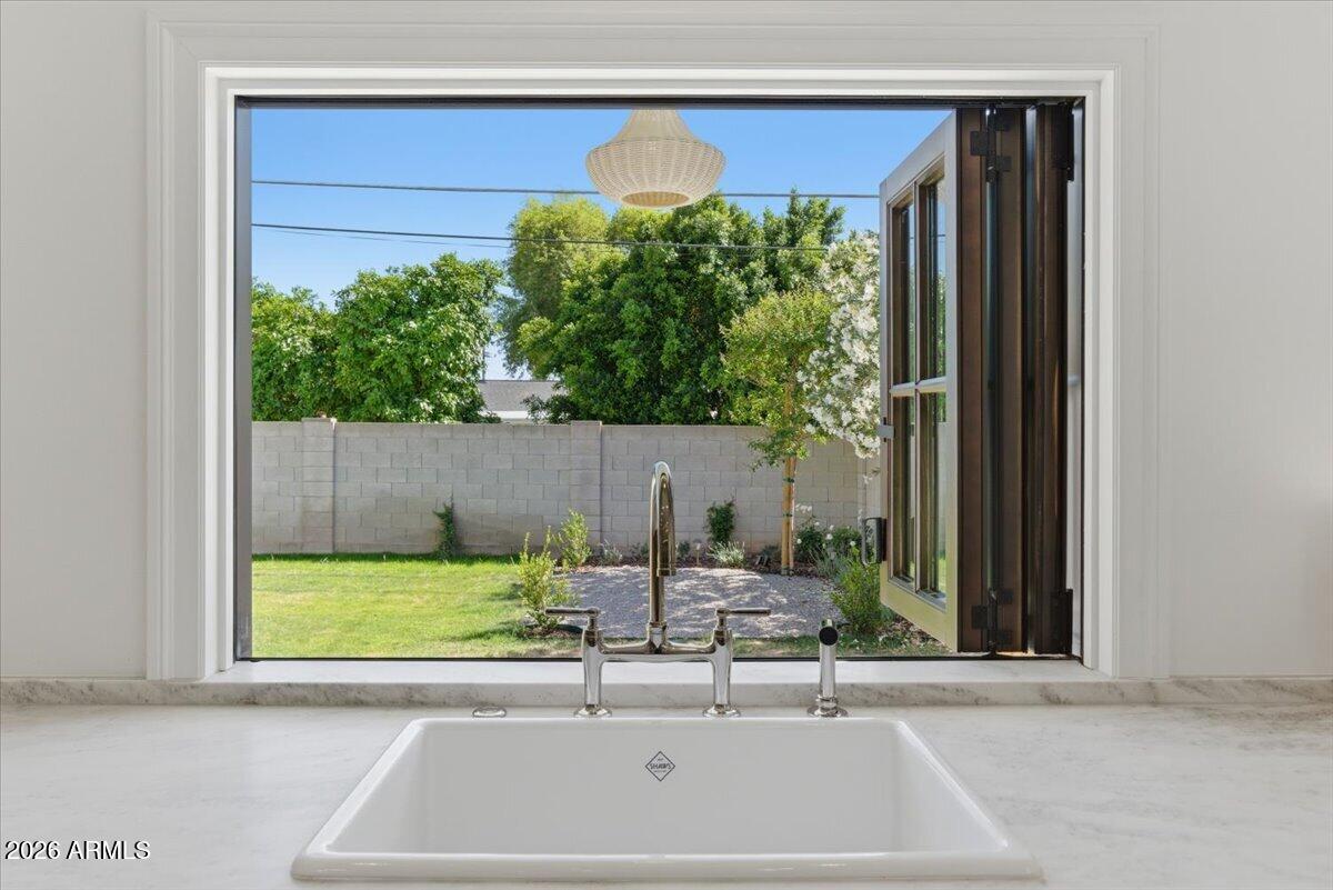 4835 E INDIANOLA Avenue