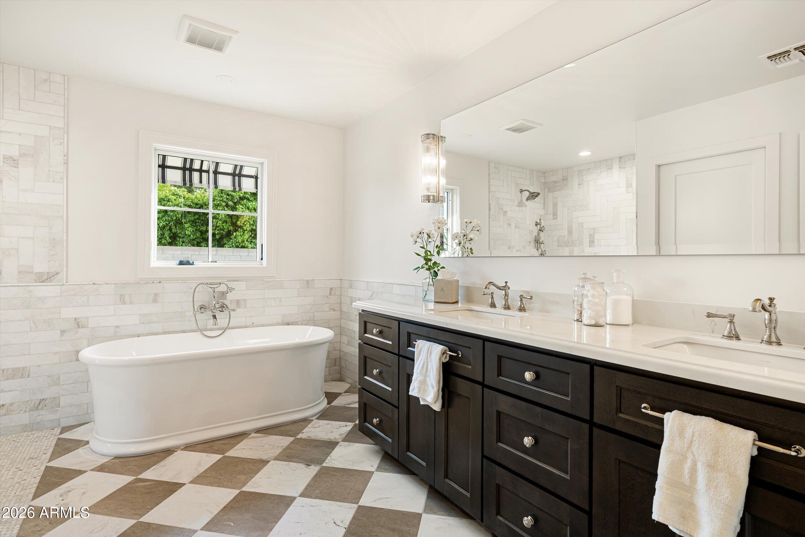 4835 E INDIANOLA Avenue