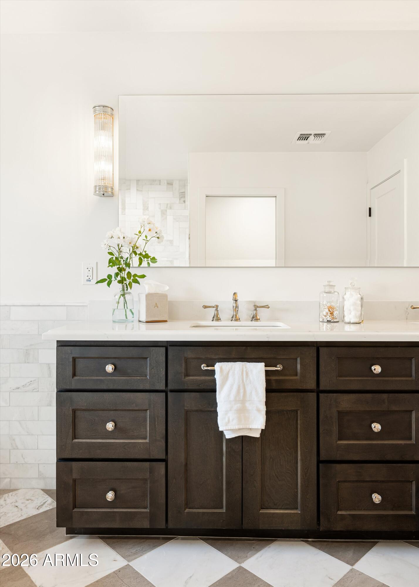 4835 E INDIANOLA Avenue