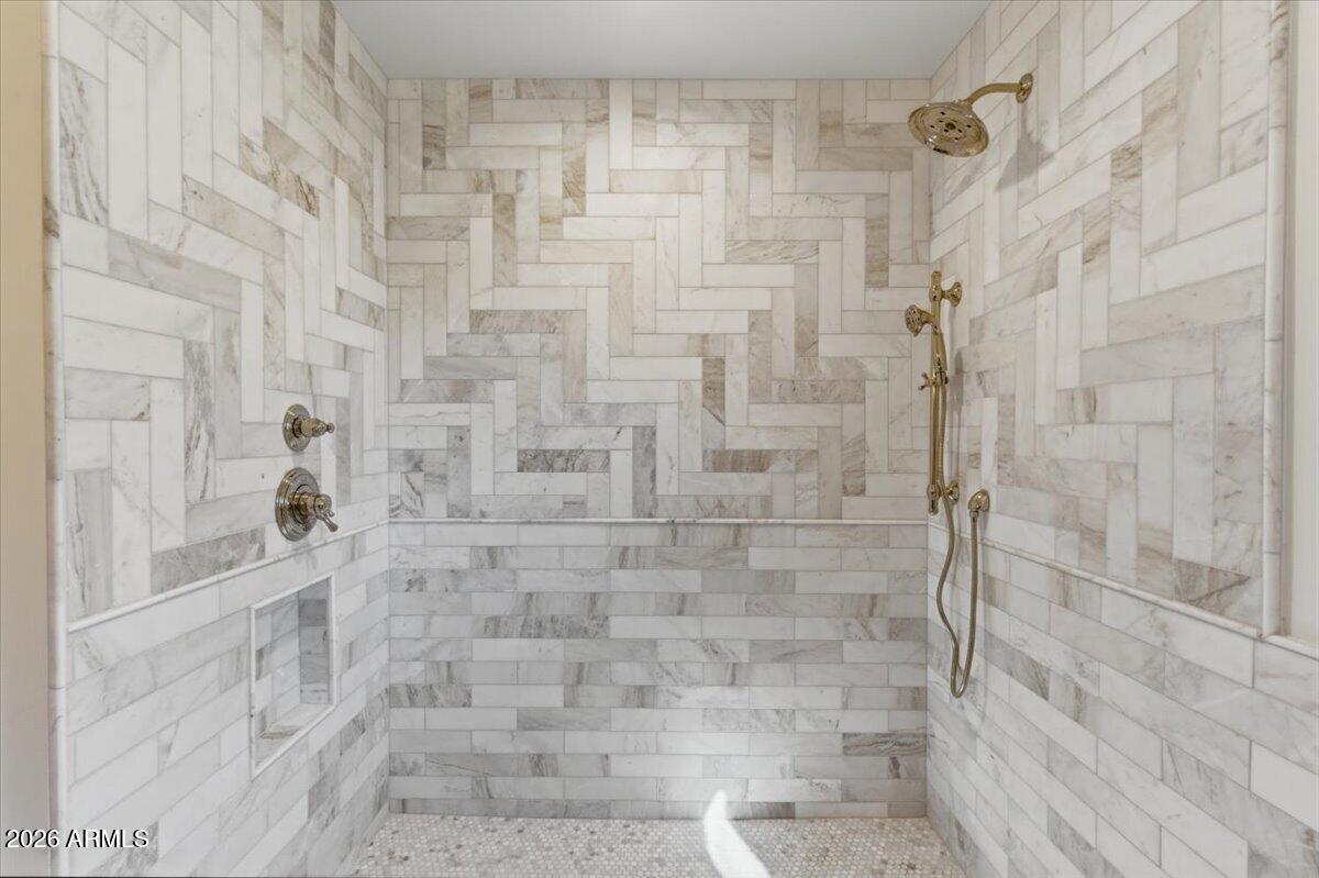 4835 E INDIANOLA Avenue