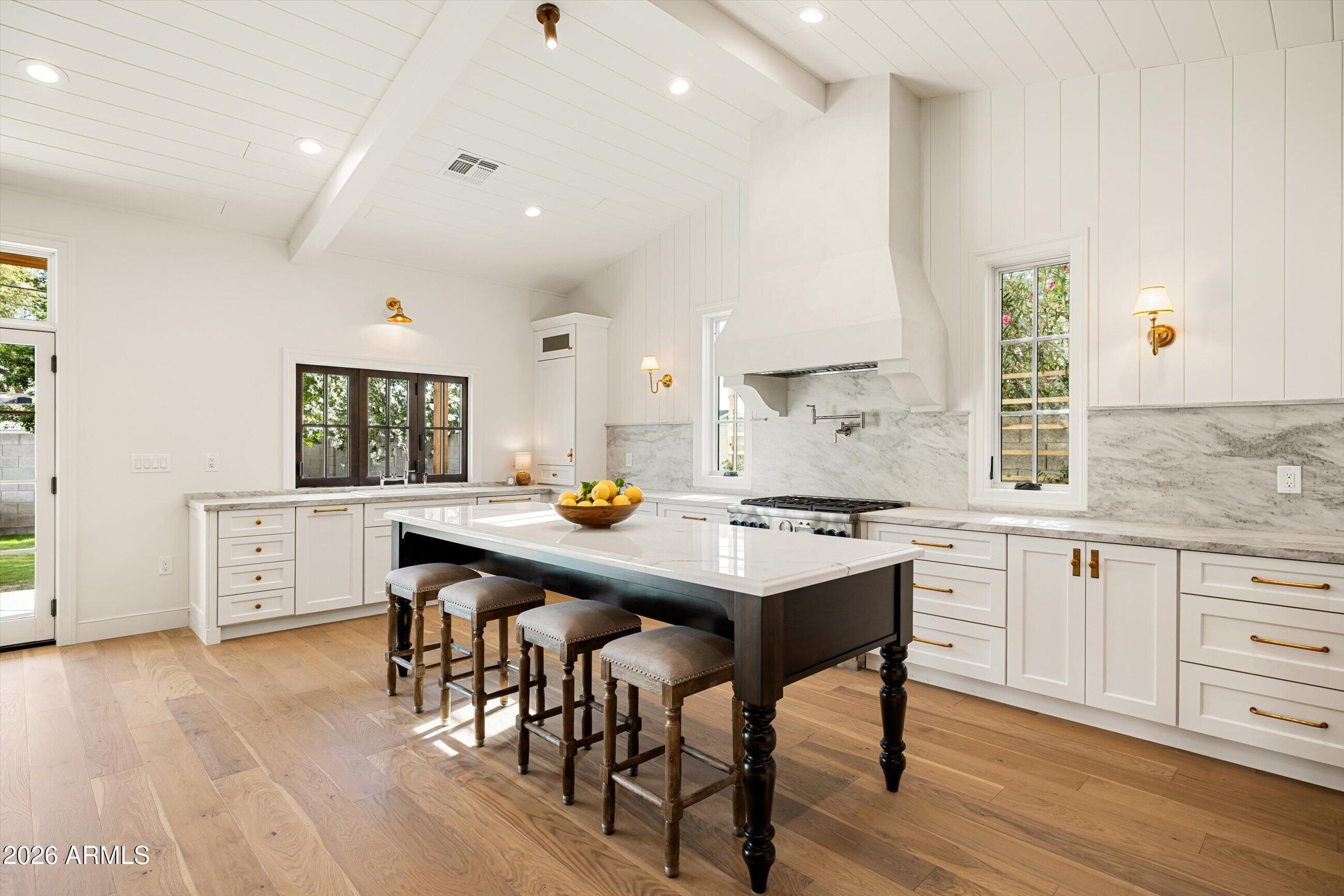 4835 E INDIANOLA Avenue