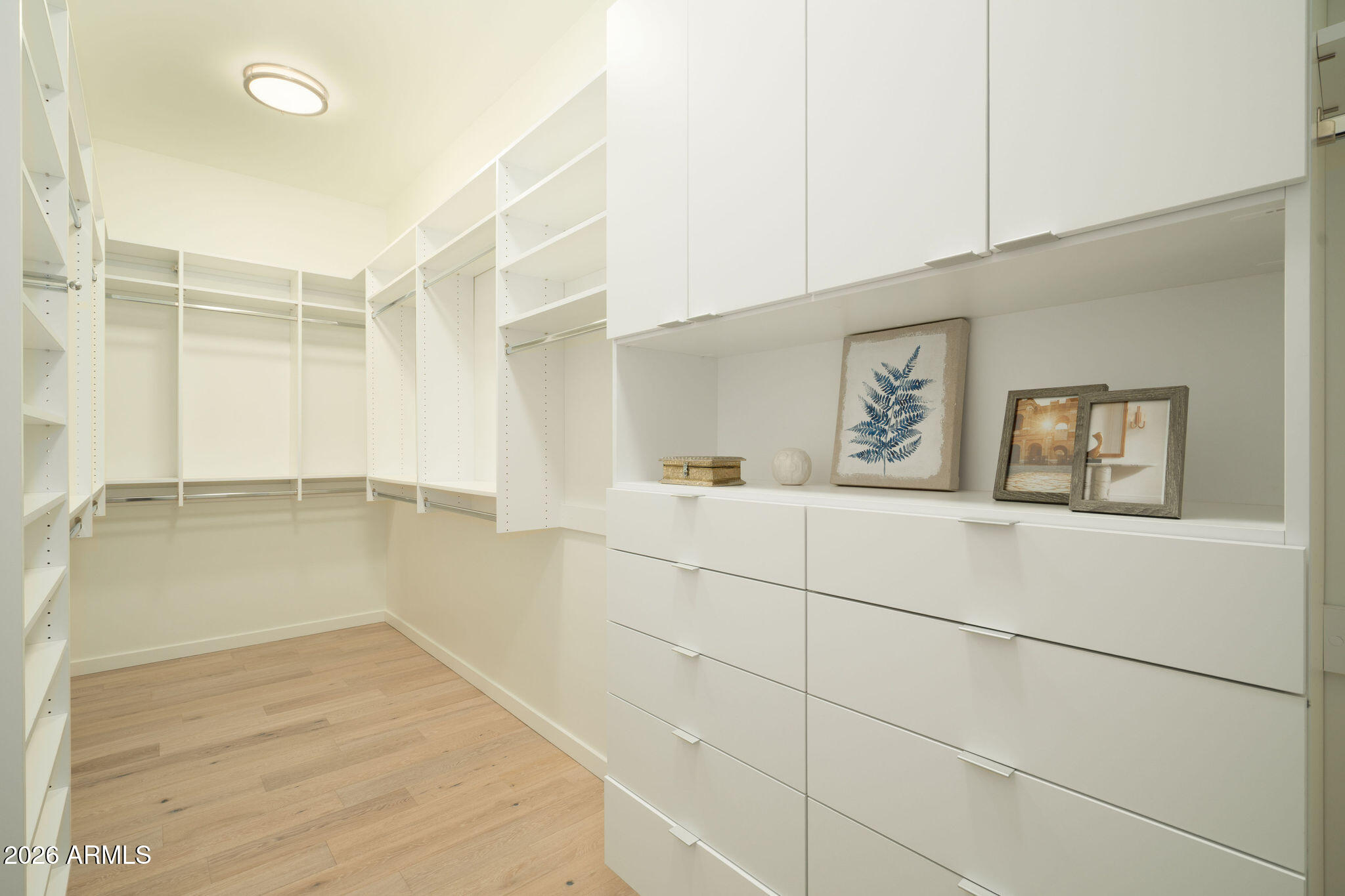 1729 E WINCHCOMB Drive