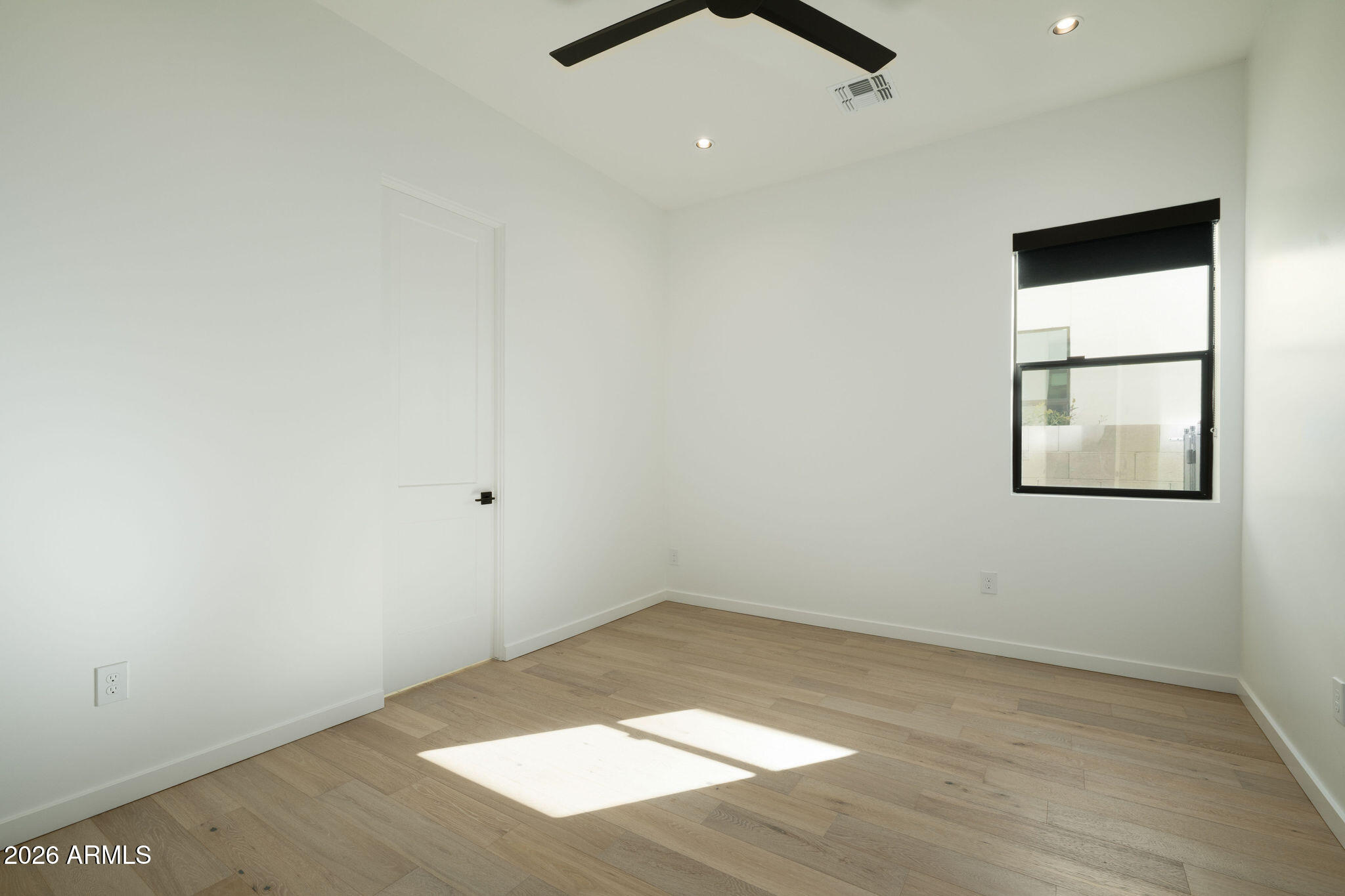 1729 E WINCHCOMB Drive