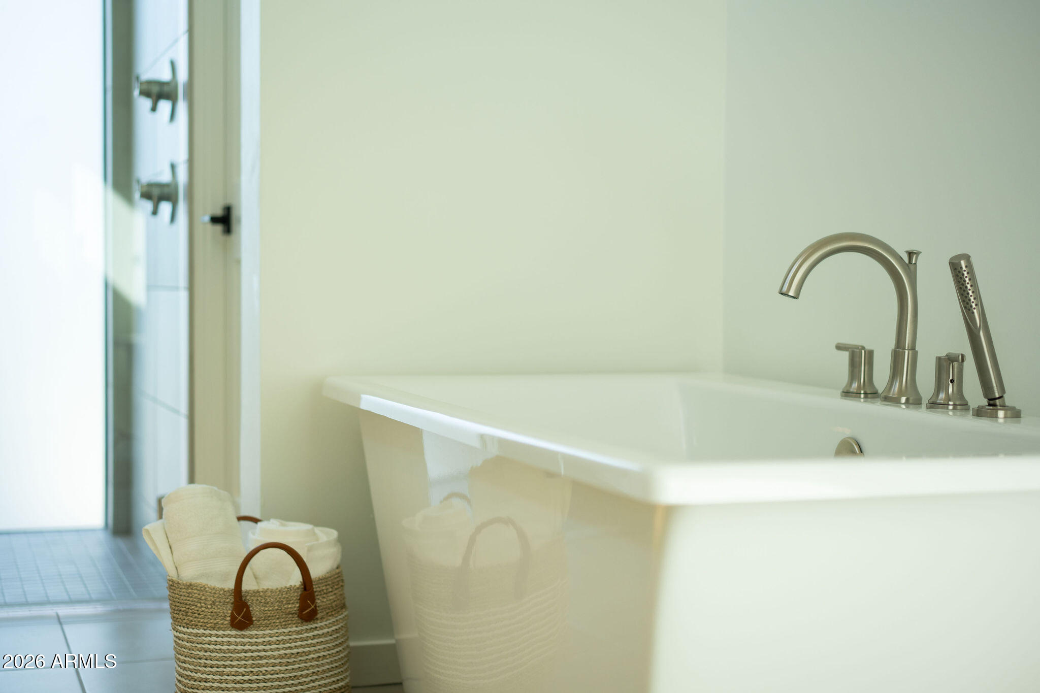 1729 E WINCHCOMB Drive