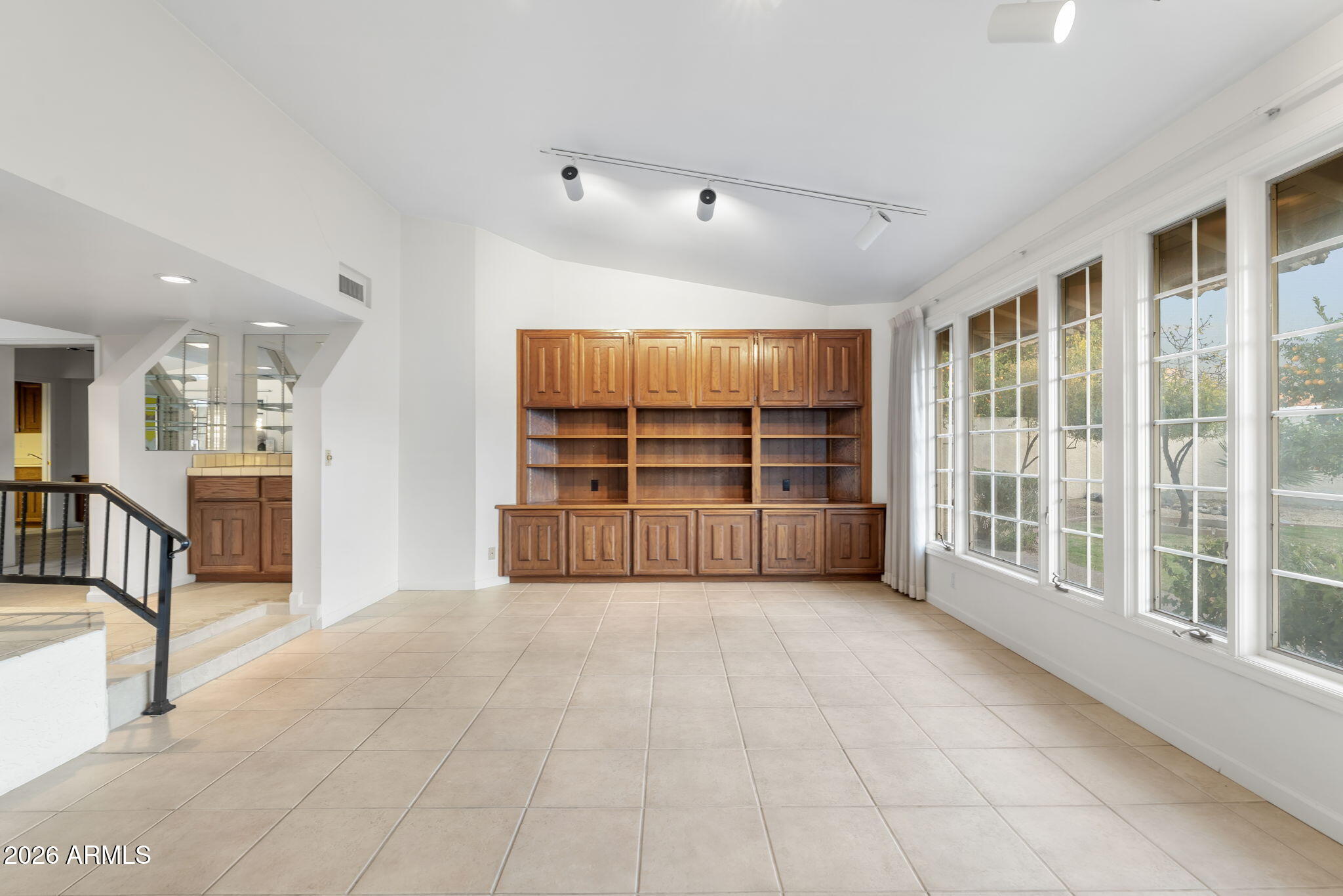 2501 E MONTEBELLO Avenue