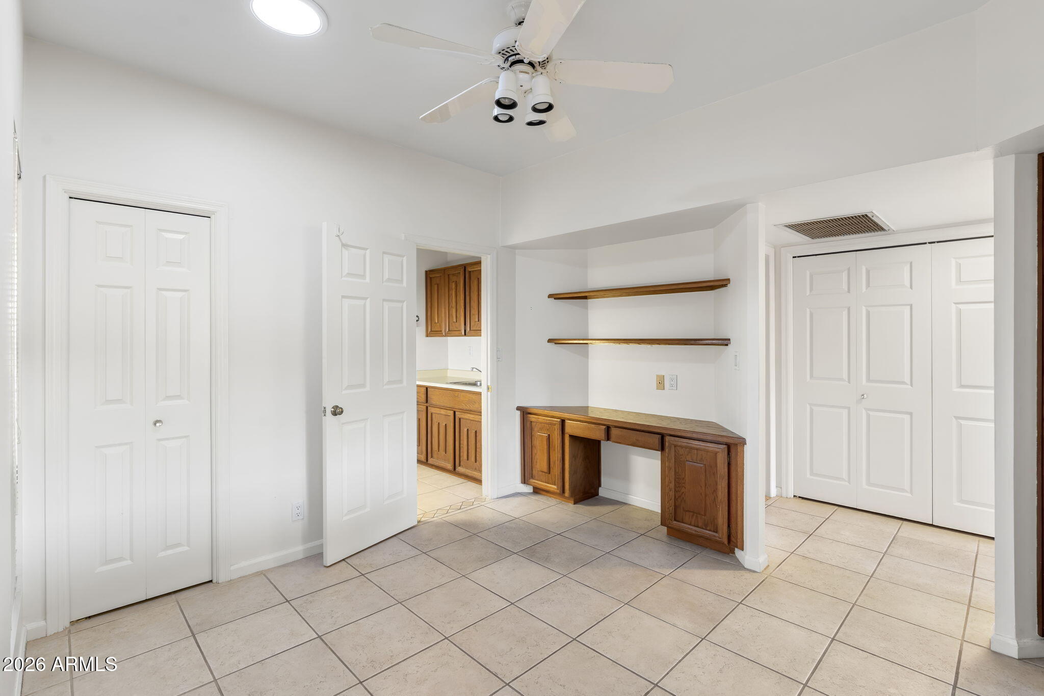 2501 E MONTEBELLO Avenue