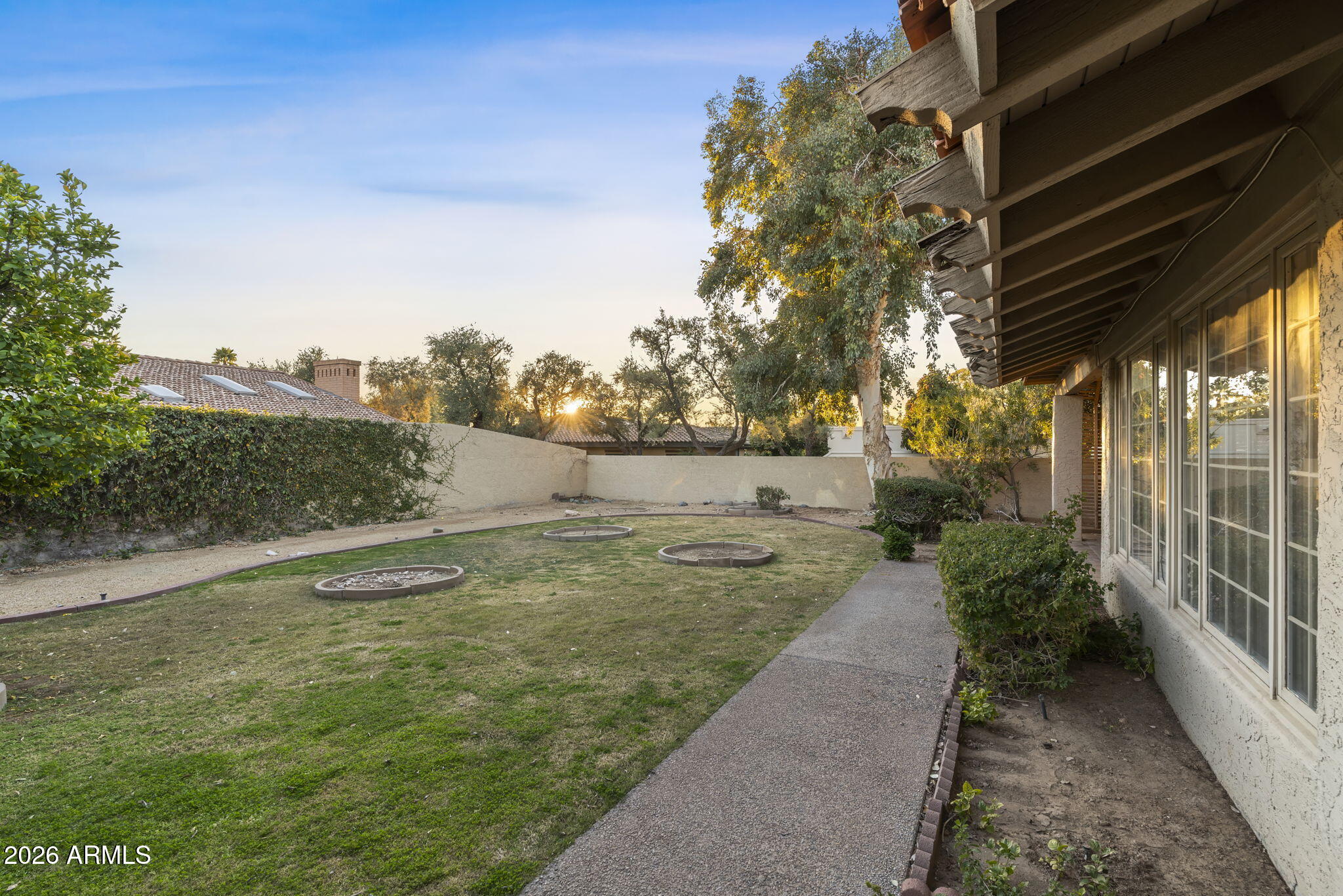 2501 E MONTEBELLO Avenue