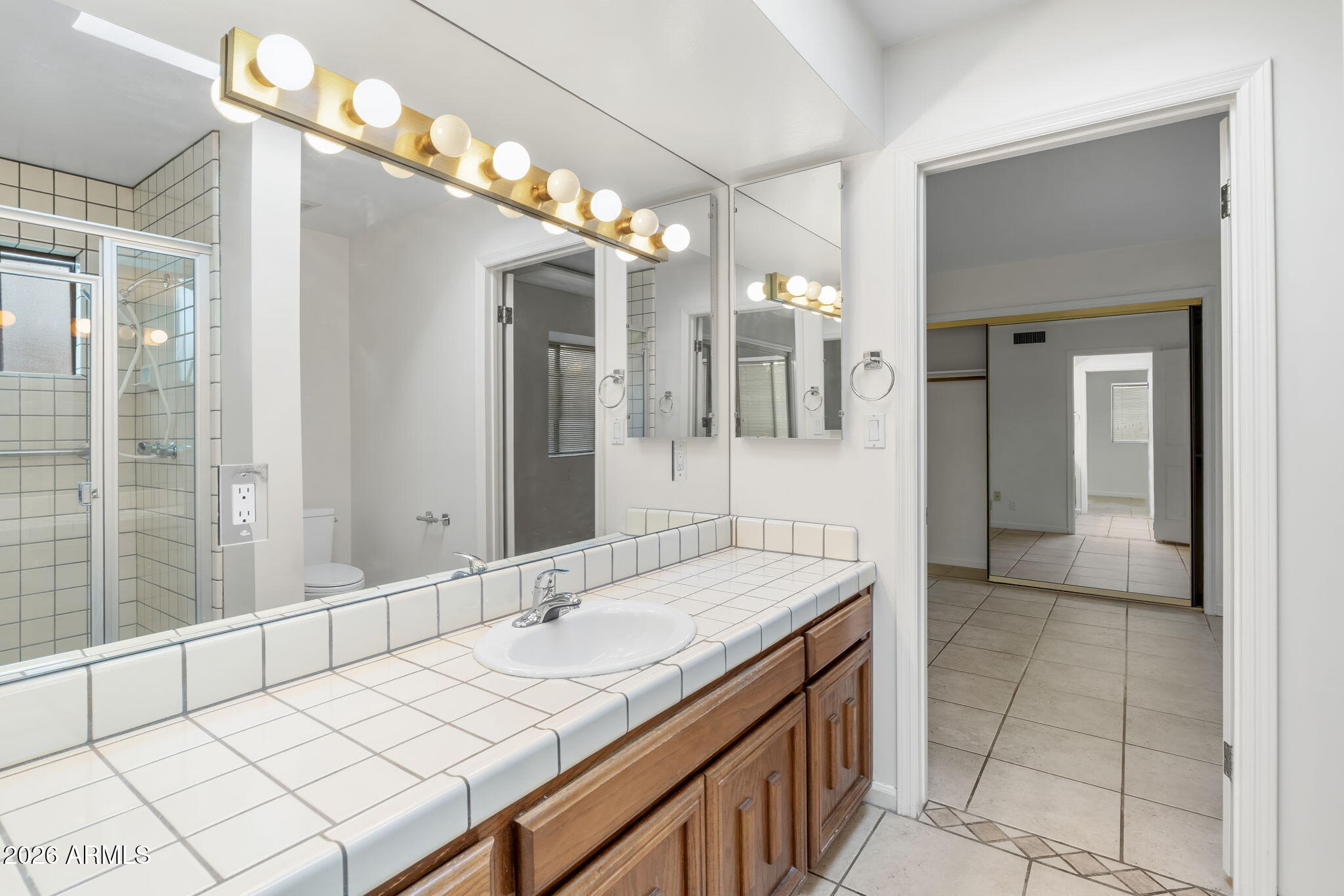 2501 E MONTEBELLO Avenue