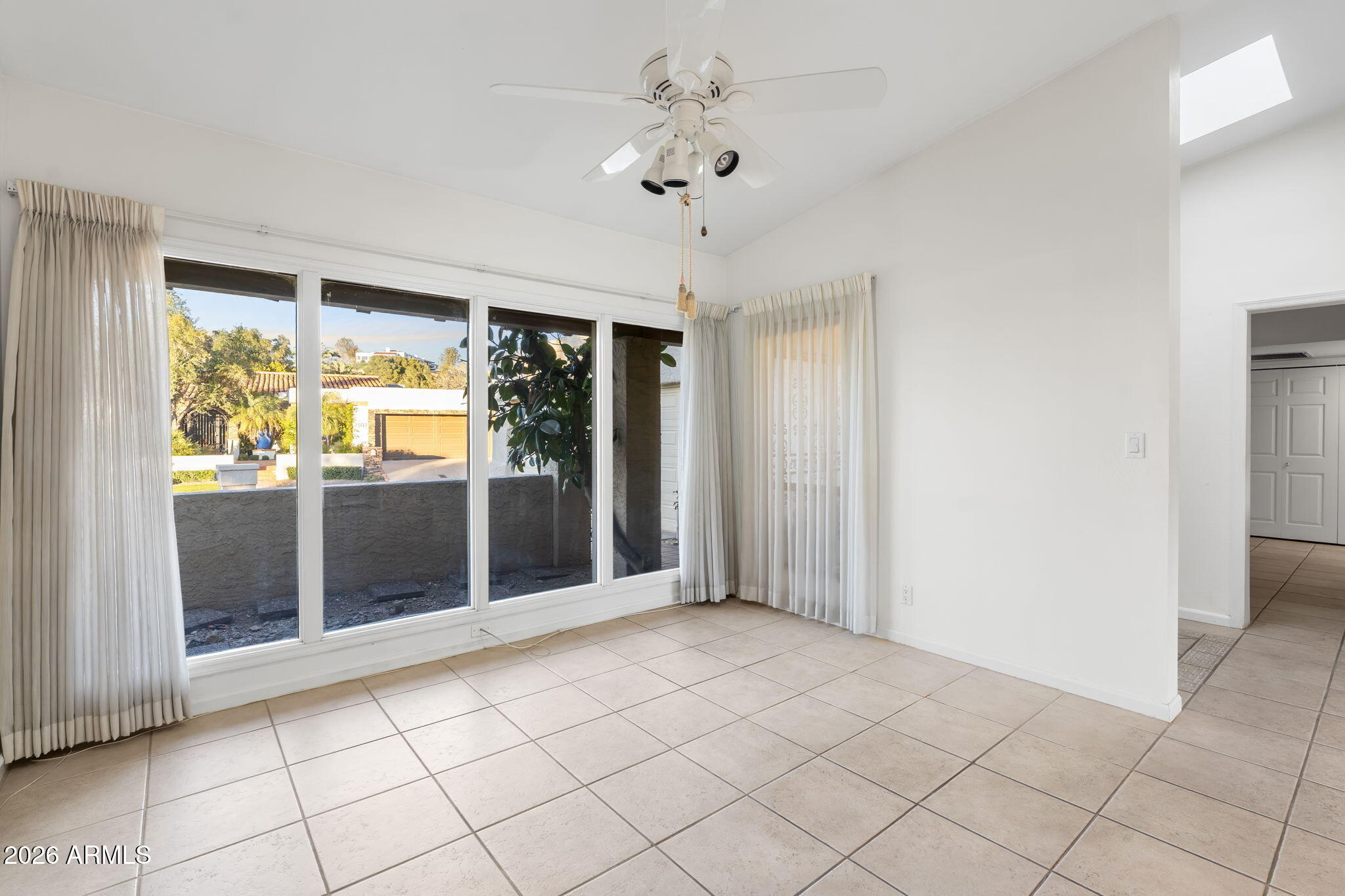 2501 E MONTEBELLO Avenue