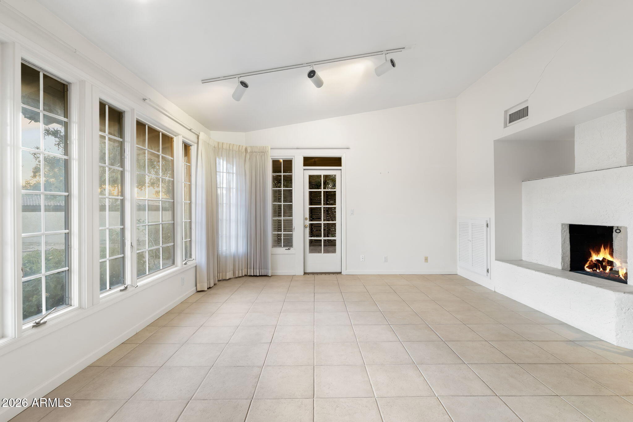 2501 E MONTEBELLO Avenue